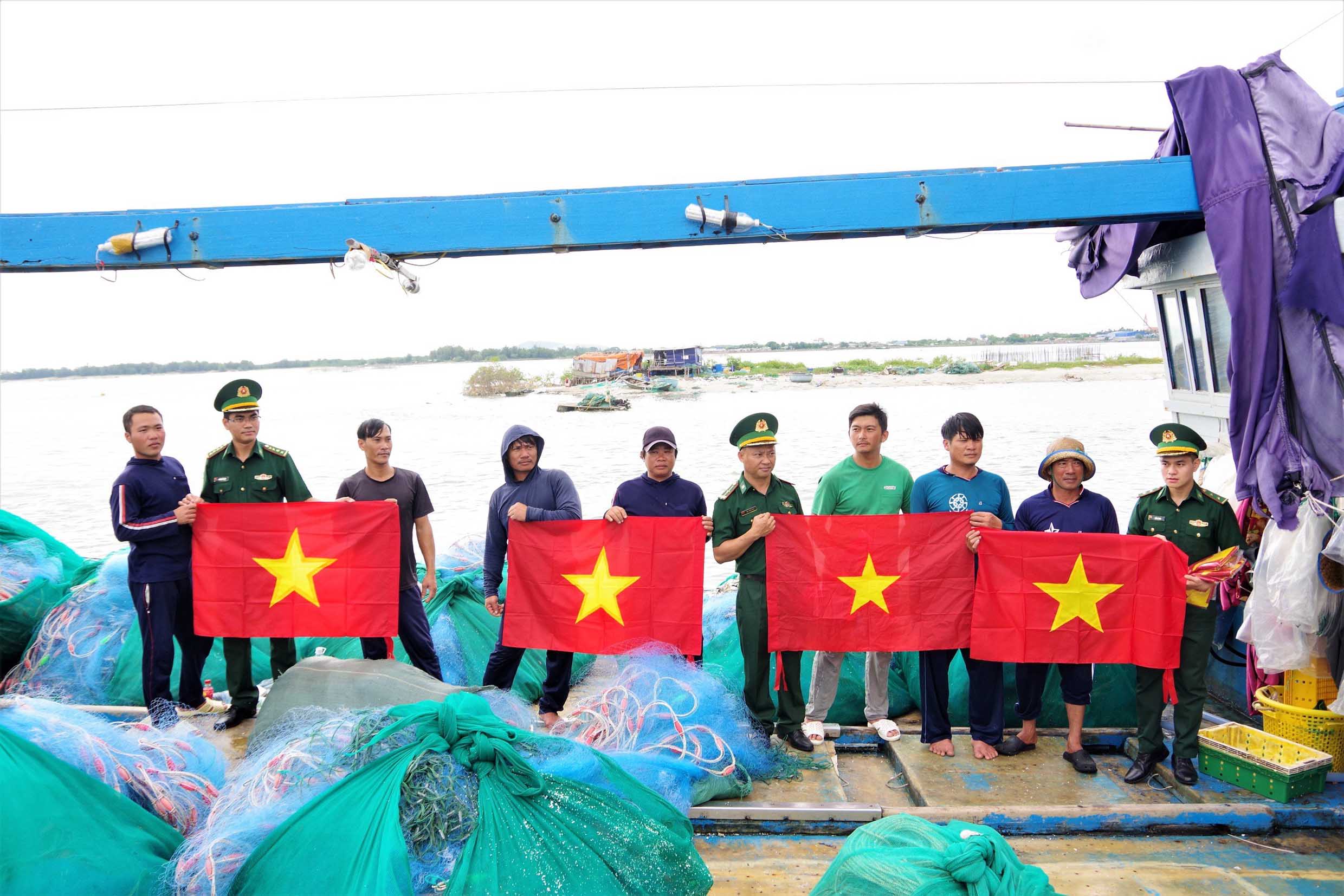 Lực lượng Biên phòng tặng cờ Tổ quốc cho ngư dân xã Phước Tỉnh (huyện Long Điền).