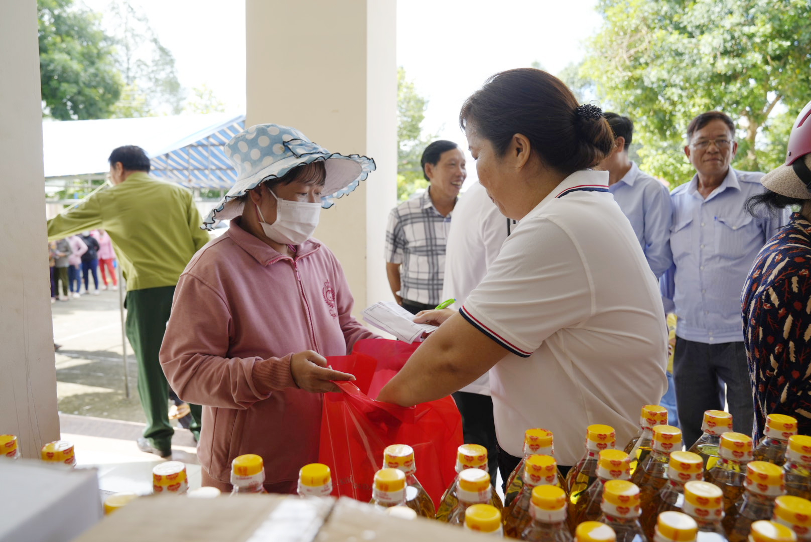 Người dân xã Sông Xoài “mua” những món hàng thiết yếu tại Gian hàng 0 đồng.