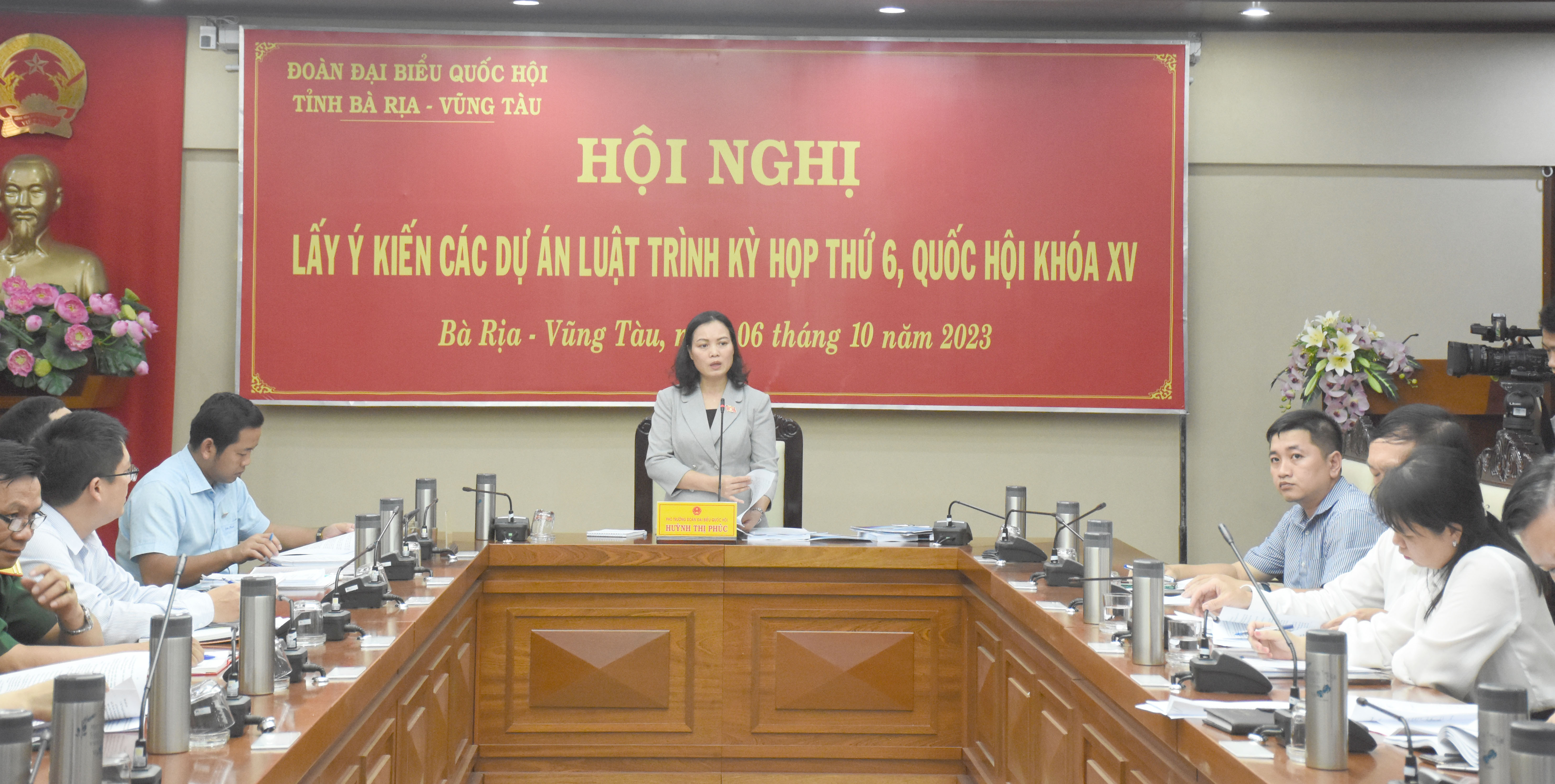 Bà Huỳnh Thị Phúc, Phó Trưởng Đoàn ĐBQH tỉnh chủ trì hội nghị.