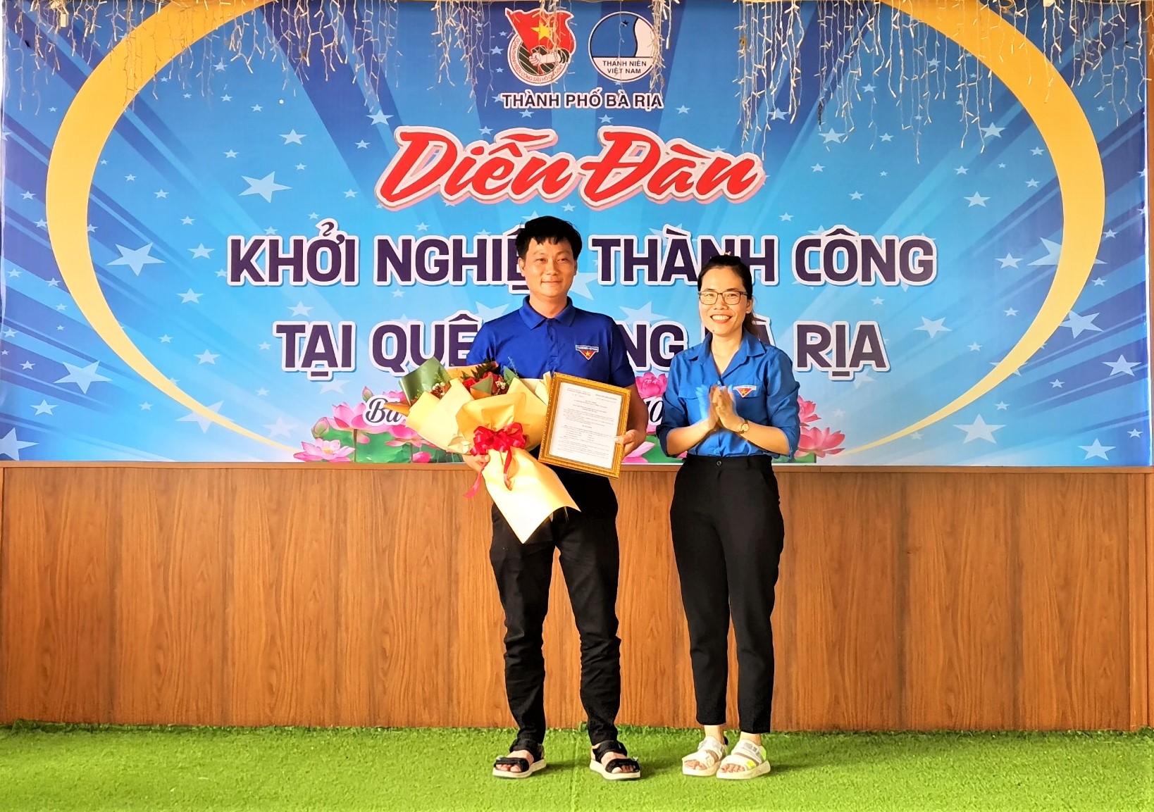 Chị Văn Thanh Hiệp, Bí thư Thành Đoàn Bà Rịa trao quyết định thành lập và ra mắt Chi đoàn Công ty TNHH Trung Lâm do anh Nguyễn Quốc Thái, Bí thư Chi đoàn.