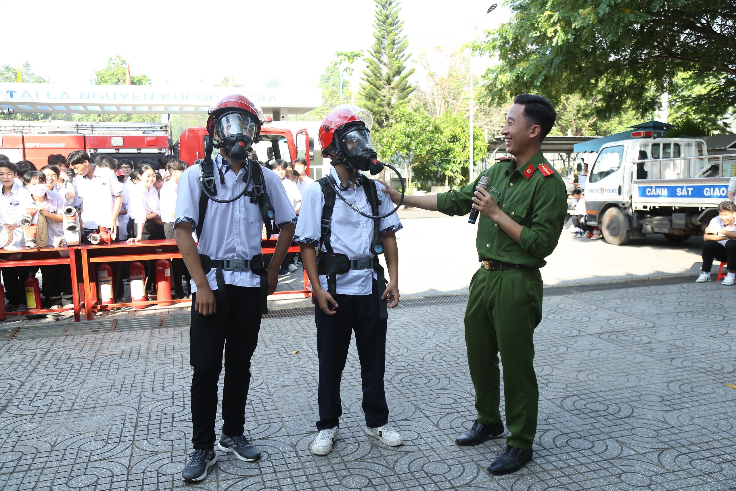 Học sinh trải nghiệm đội mũ chuyên dụng dùng trong tình huống có cháy.