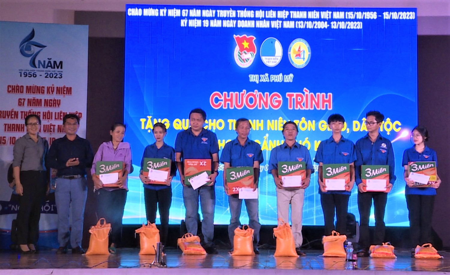 Thanh niên dân tộc, tôn giáo có hoàn cảnh khó khăn nhận quà từ đơn vị tài trợ tại chương trình.