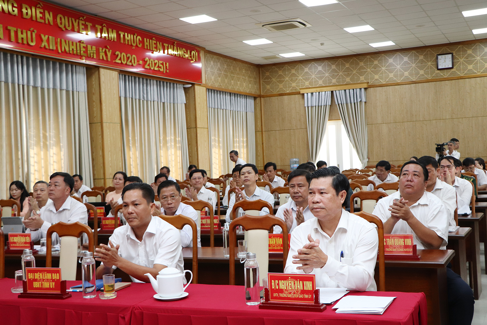 Ông Nguyễn Văn Xinh, Ủy viên Ban Thường vụ, Trưởng Ban Tuyên giáo Tỉnh ủy và các đại biểu tham dự hội nghị.