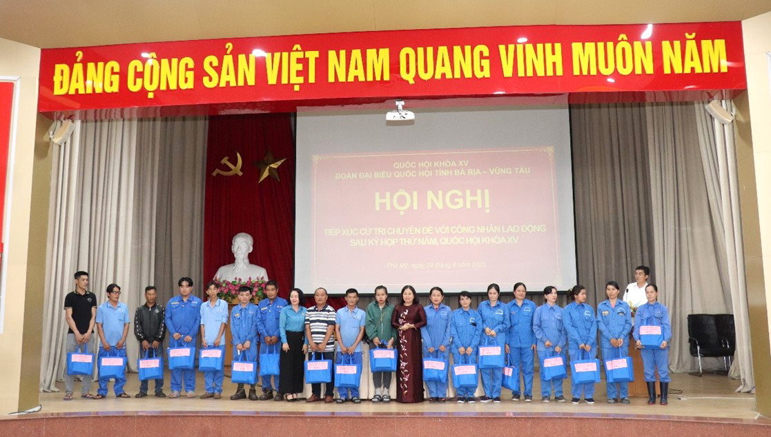 Bà Nguyễn Thị Yến, Phó Bí thư Thường trực Tỉnh ủy, Trưởng Đoàn ĐBQH tỉnh tặng quà cho đoàn viên, người lao động TX.Phú Mỹ tại hội nghị tiếp xúc cử tri chuyên đề với công nhân lao động sau kỳ họp thứ V, Quốc hội khóa XV.