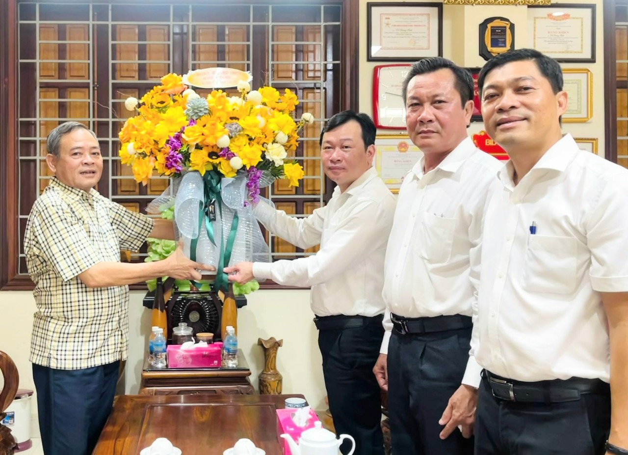 Lãnh đạo huyện Xuyên Mộc thăm, chúc mừng Công ty TNHH Xây dựng Thương mại & Dịch vụ Minh Tuấn (TT.Phước Bửu).