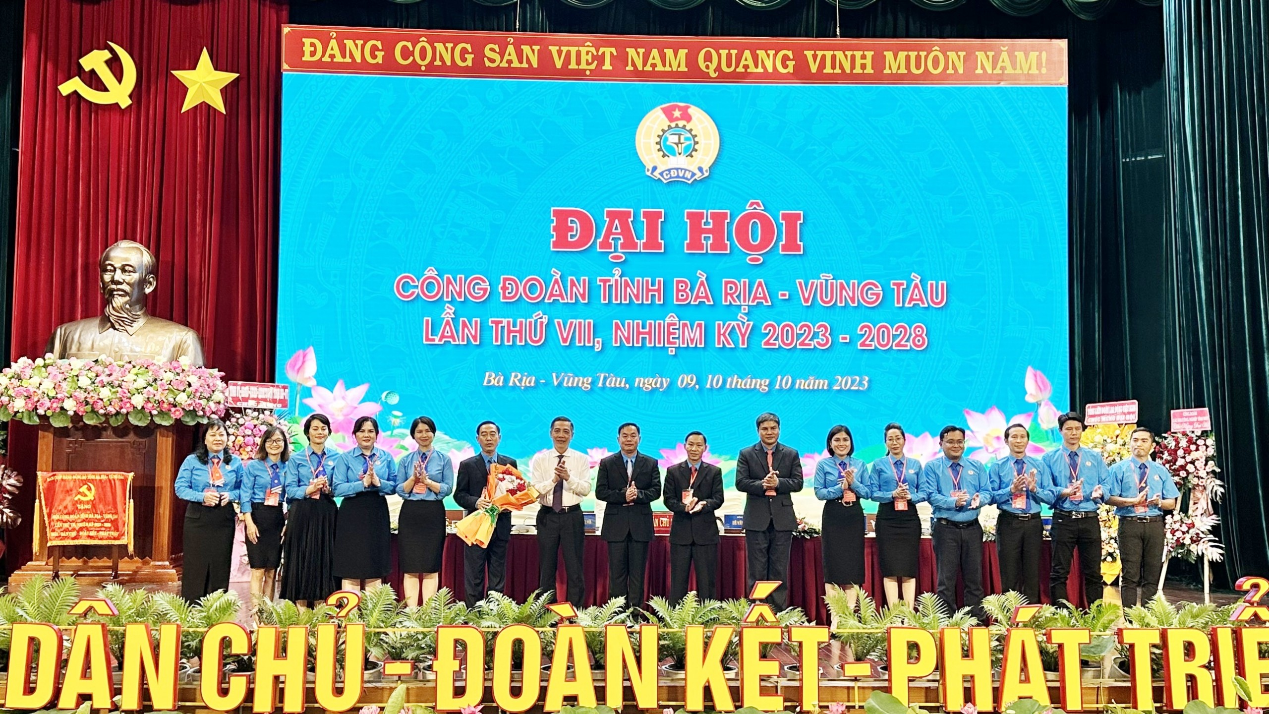 Ông Lưu Tài Đoàn, Ủy viên Ban Thường vụ Tỉnh uỷ, Trưởng Ban Tổ chức Tỉnh uỷ tặng hoa chúc mừng các đại biểu dự Đại hội Công đoàn Việt Nam khoá XIII