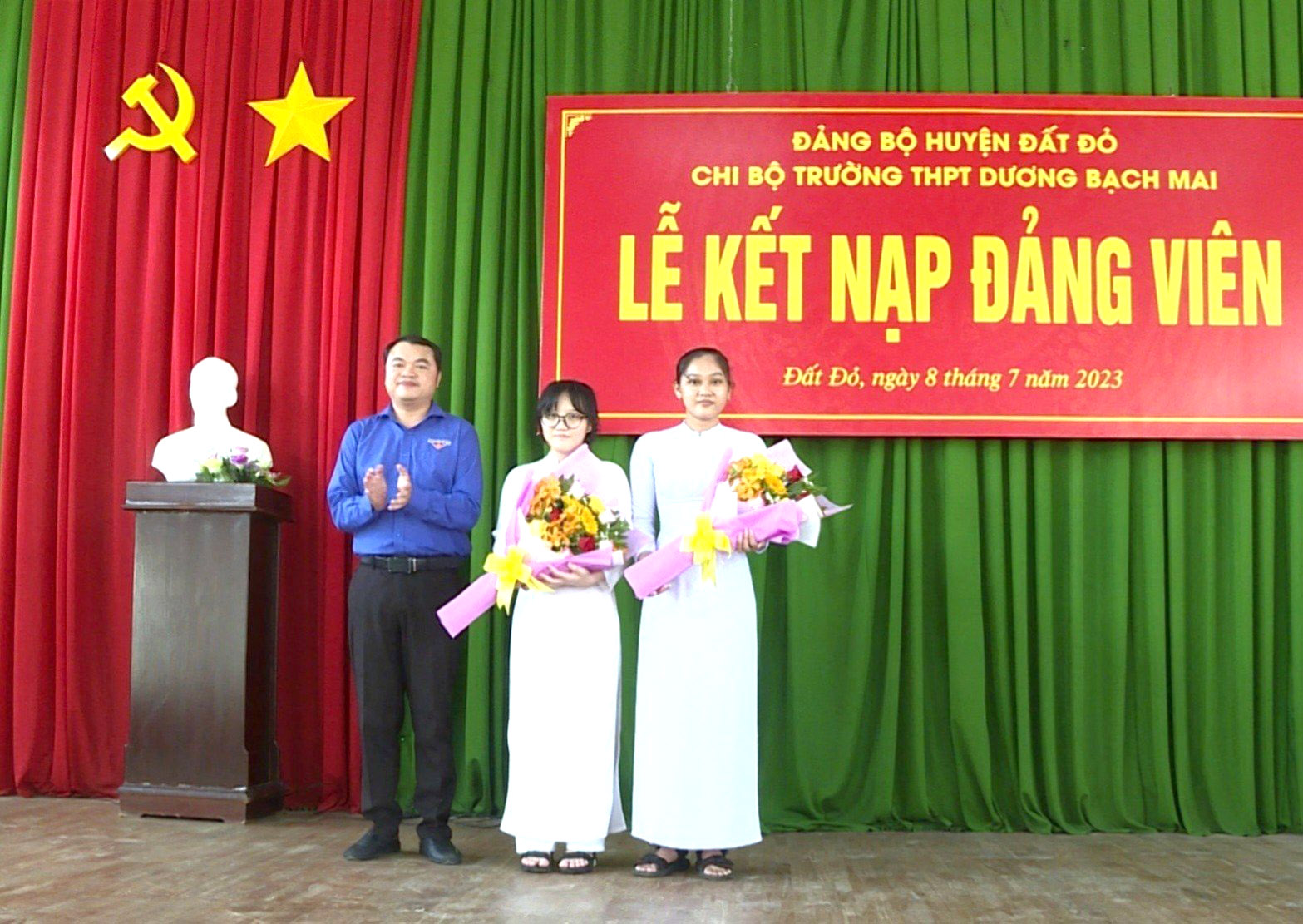 Kết nạp đảng viên cho quần chúng ưu tú là học sinh trường THPT Dương Bạch Mai.