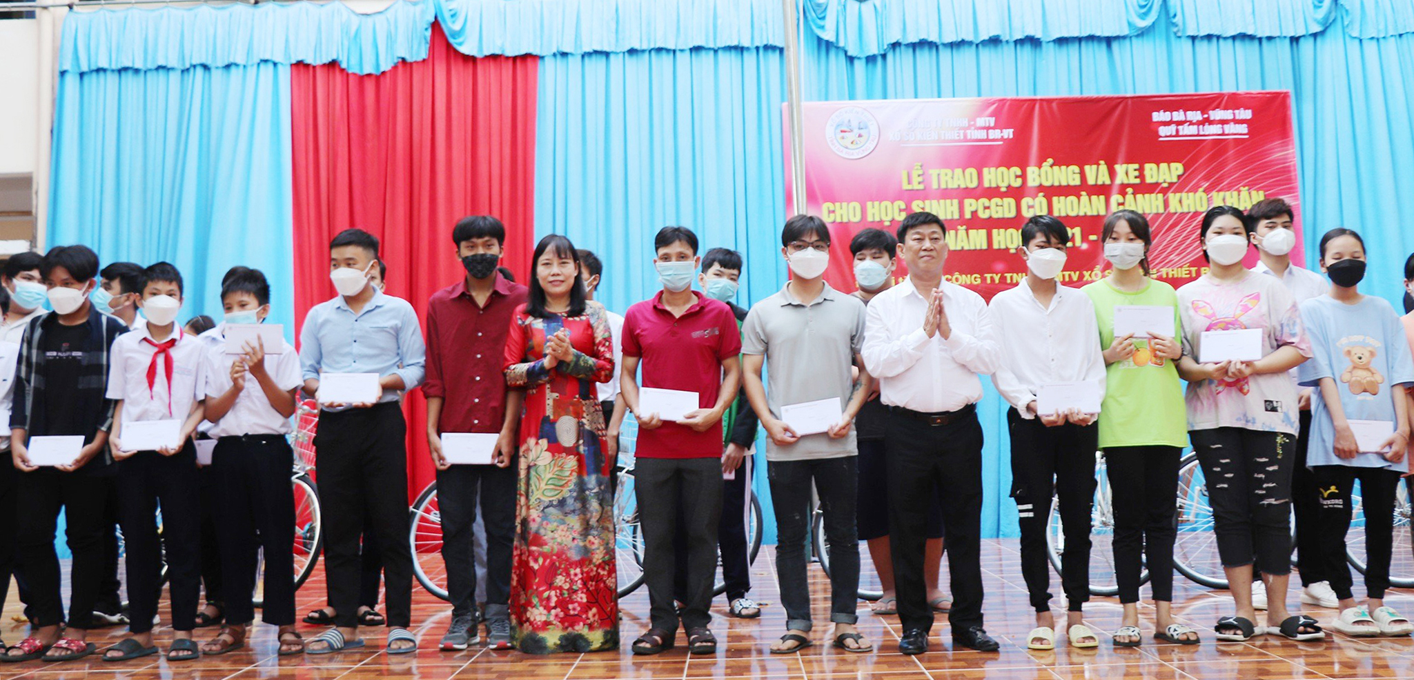 Công ty TNHH MTV Xổ số Kiến thiết Bà Rịa-Vũng Tàu phối hợp với Quỹ Tấm lòng vàng (Báo Bà Rịa-Vũng Tàu) trao học bổng cho học sinh phổ cập giáo dục, Trường THCS Phước Thắng, TP.Vũng Tàu.