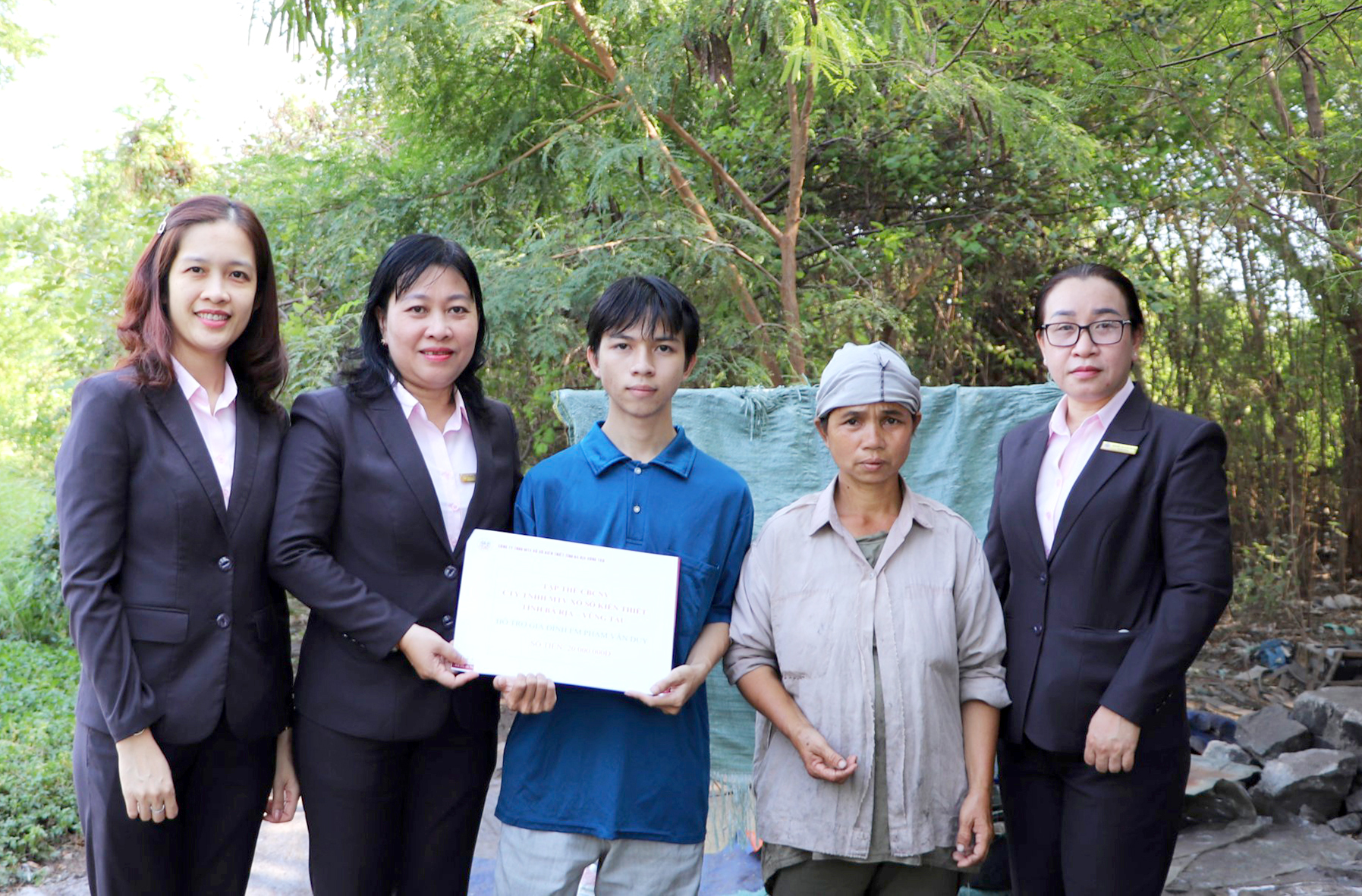 Đại diện Công ty TNHH MTV Xổ số Kiến thiết Bà Rịa-Vũng Tàu trao số tiền 20 triệu đồng hỗ trợ em Phạm Văn Duy (HS lớp 12C1, Trường THPT Trần Nguyên Hãn, TP.Vũng Tàu, mồ côi cha, hoàn cảnh khó khăn)
