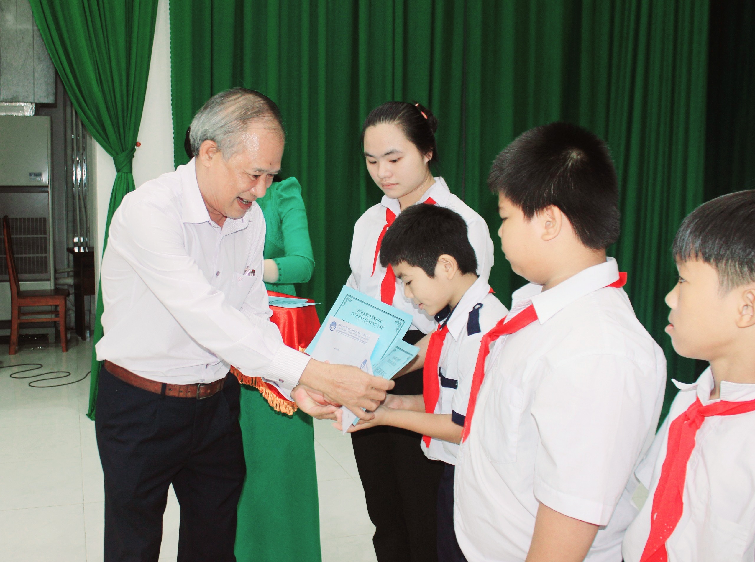 Hội khuyến học tỉnh trao học bổng cho các em HS nghèo hiếu học tại lễ khai mạc.
