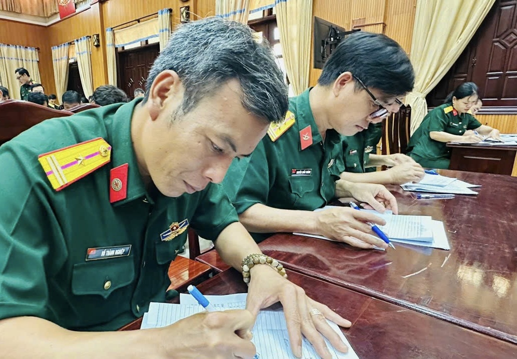 Các sĩ quan, quân nhân chuyên nghiệp thi viết bài  tự luận.