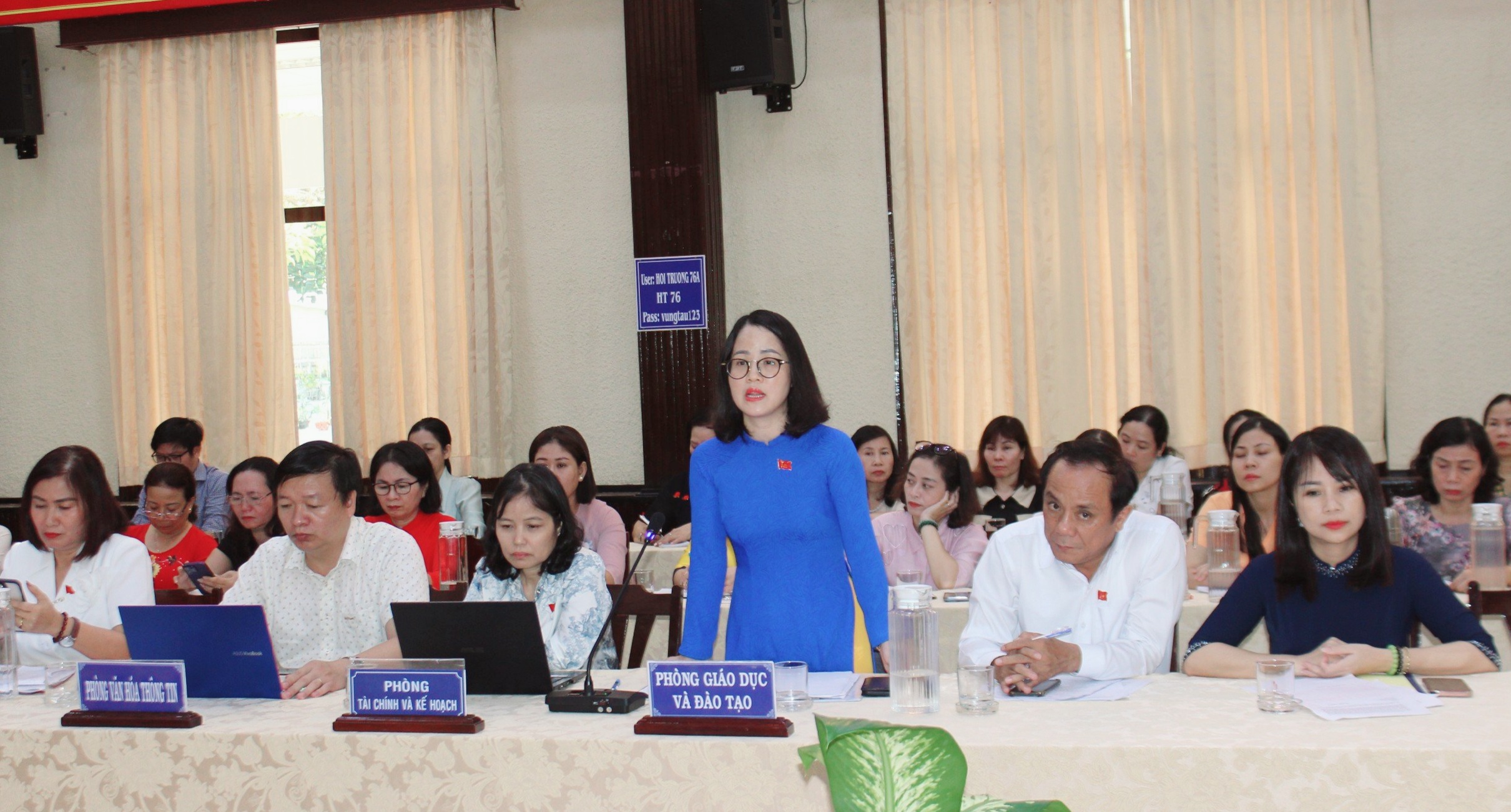 Bà Nguyễn Thị Lan Hương nêu lên những khó khăn của ngành giáo dục thành phố trong năm học này.
