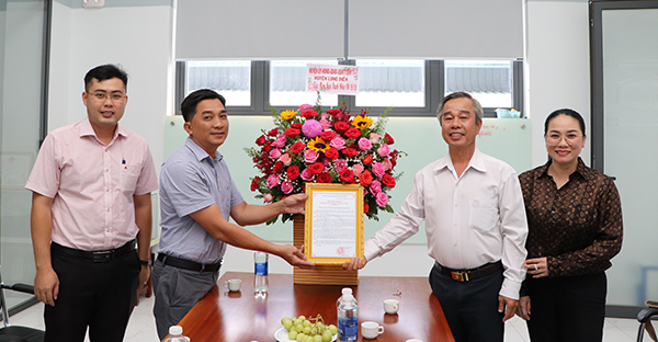 Ông Võ Hữu Hạnh, Phó Bí thư Thường trực Huyện ủy Long Điền tặng hoa, trao Thư cảm ơn tới đại diện Công ty TNHH TM-XD Nhà thép Khang Thịnh, xã An Ngãi, huyện Long Điền.