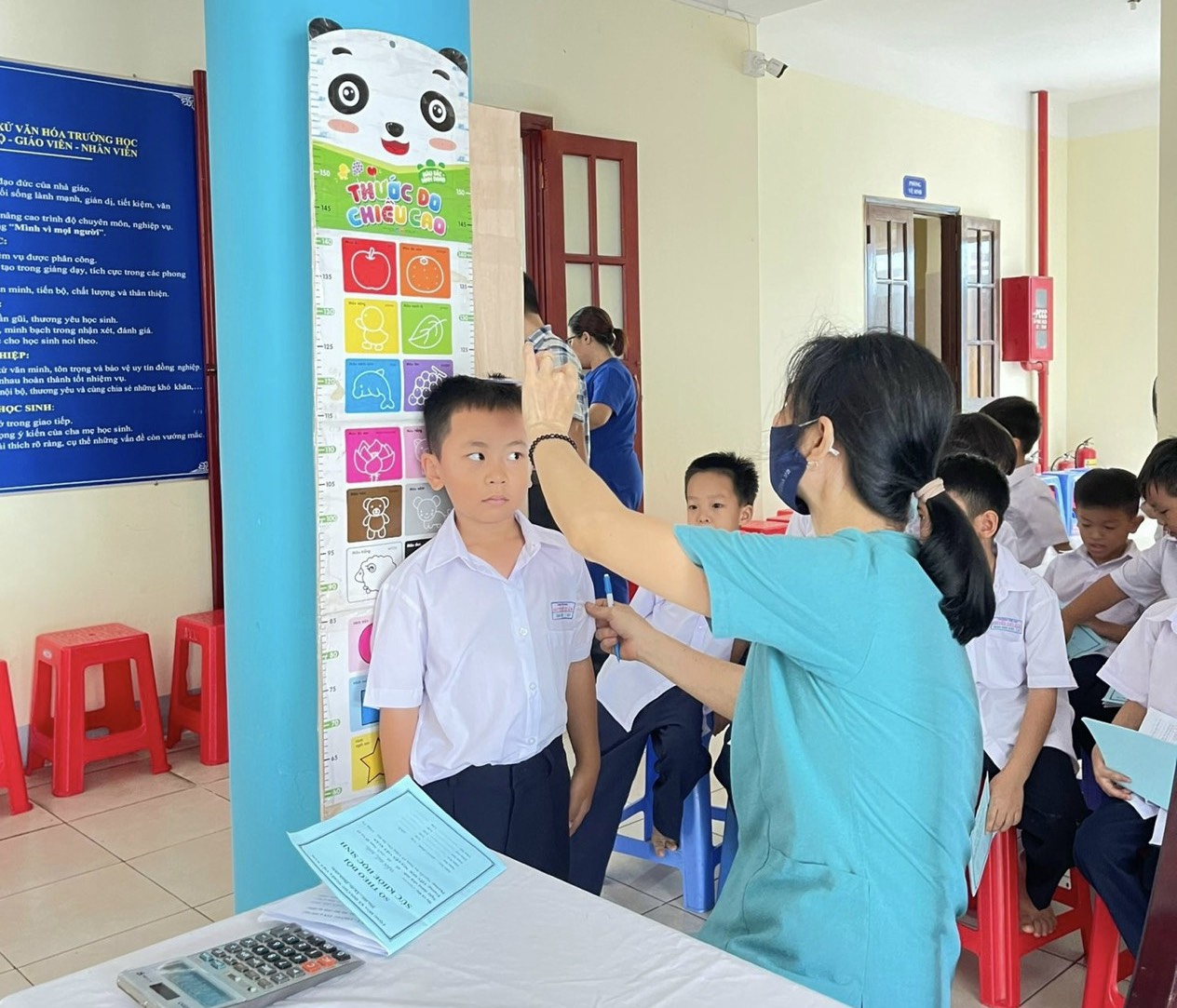 HS Trường TH Nguyễn Viết Xuân (TP. Vũng Tàu) được nhân viên y tế khám sức khỏe định kỳ.