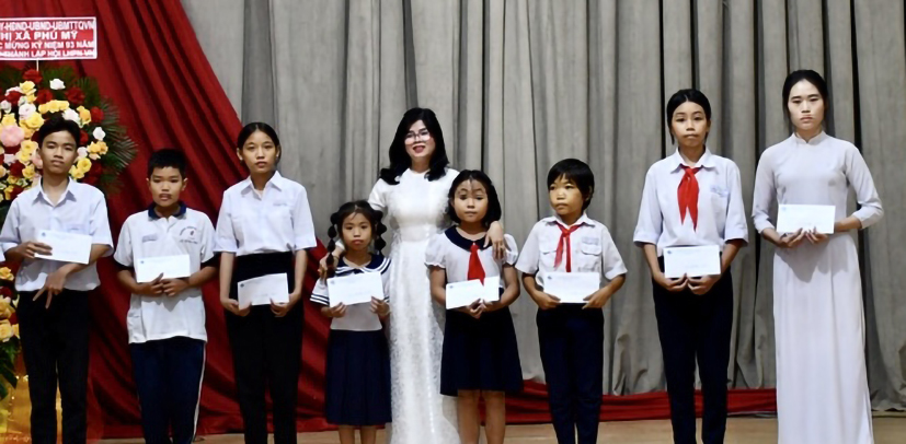 Lãnh đạo Hội LHPN TX.Phú Mỹ tặng học bổng Nguyễn Thị Định cho học sinh.