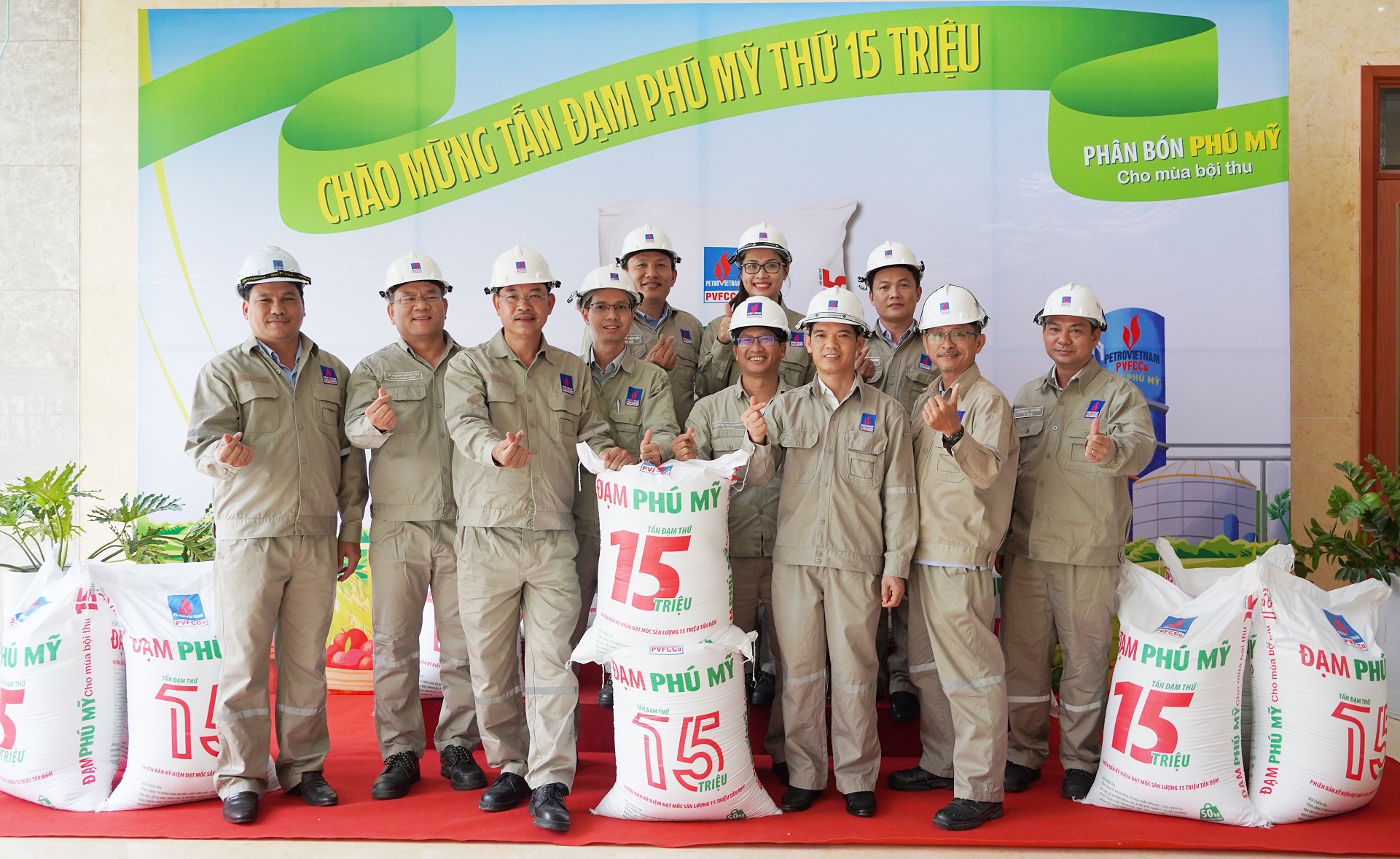 Tập thể người lao động Nhà máy Đạm Phú Mỹ vui mừng đón tấn phân đạm thứ 15 triệu.