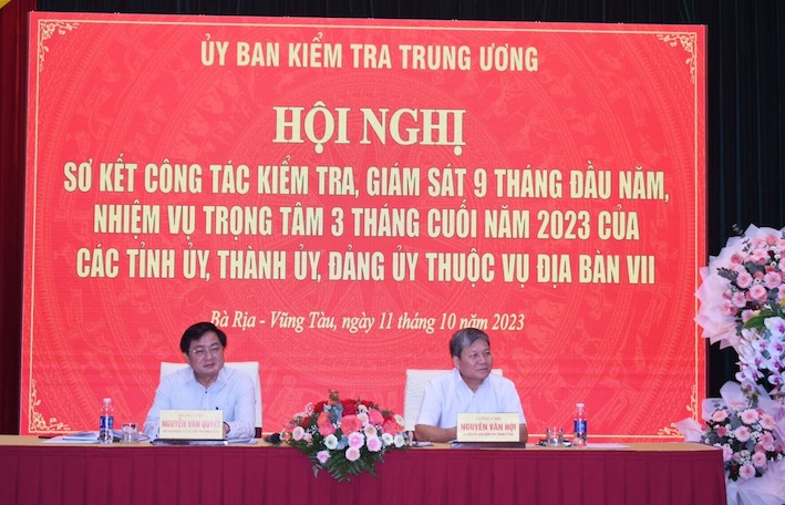 Ông Nguyễn Văn Quyết, Phó chủ nhiệm Ủy ban Kiểm tra Trung ương; ông Nguyễn Văn Hội, Ủy viên Ủy ban Kiểm tra Trung ương chủ trì hội nghị.