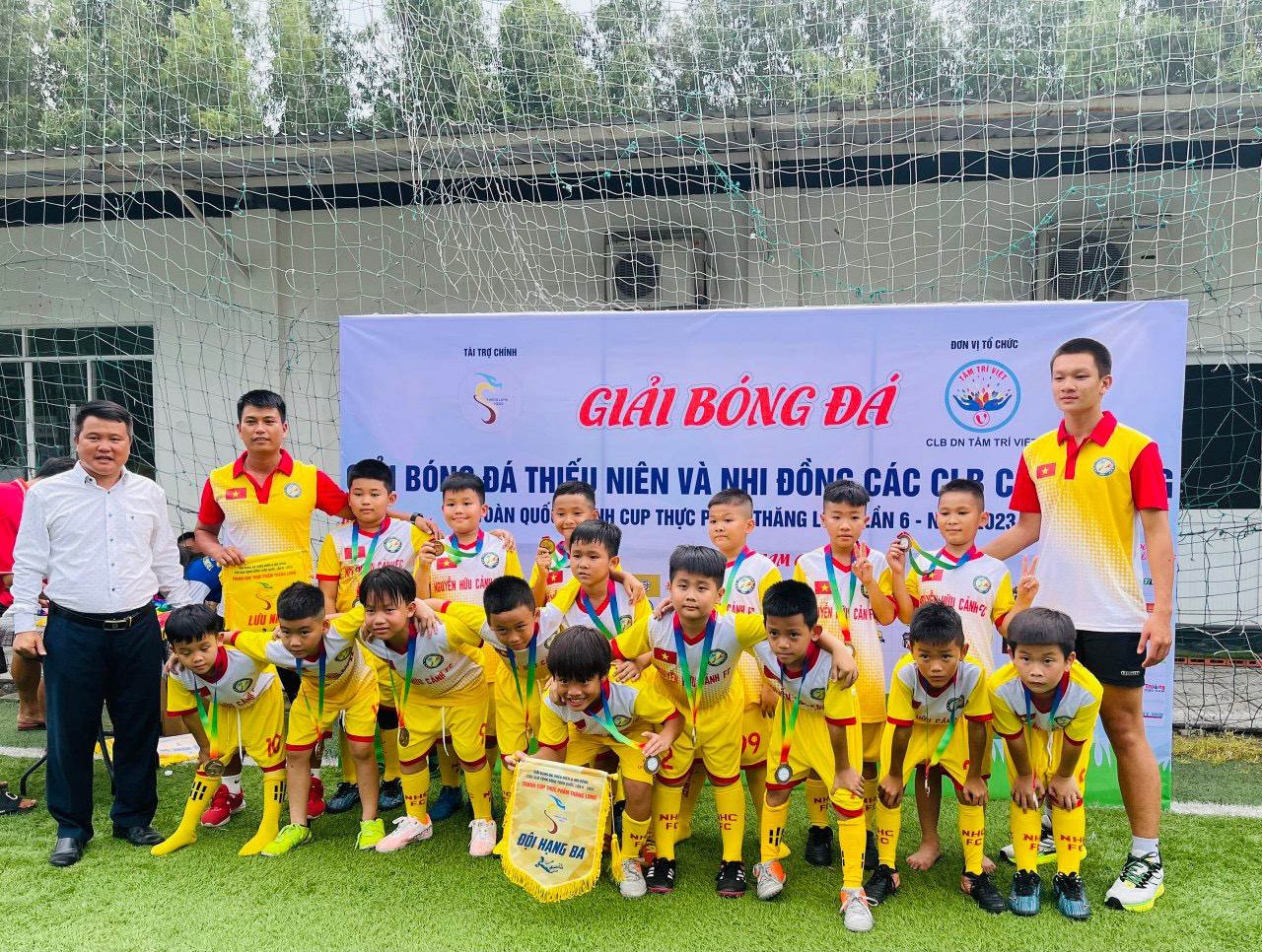 CLB bóng đá trường Tiểu học Nguyễn Hữu Cảnh dù mới thành lập song đã đạt được nhiều thành tích tại các giải đấu trong tỉnh.