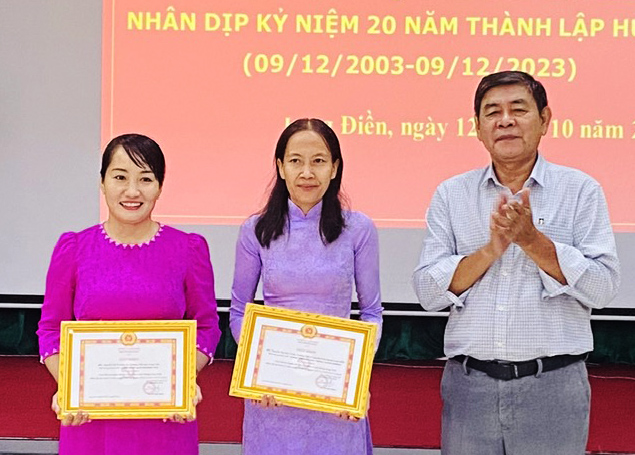 Ông Phạm Sơn Hùng, Phó Chủ tịch HĐND huyện Long Điền trao giải cho 2 tác giả đạt giải Nhất cuộc thi trực tuyến viết “Cảm nhận về quê hương Long Điền”.