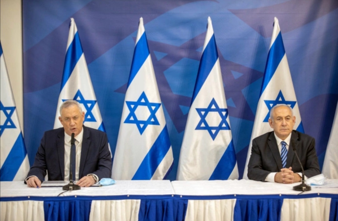 Thủ tướng Israel Benjamin Netanyahu (phải) và ông Benny Gantz (trái) - khi đang giữ chức Bộ trưởng Quốc phòng Israel tại cuộc họp ở Tel Aviv.