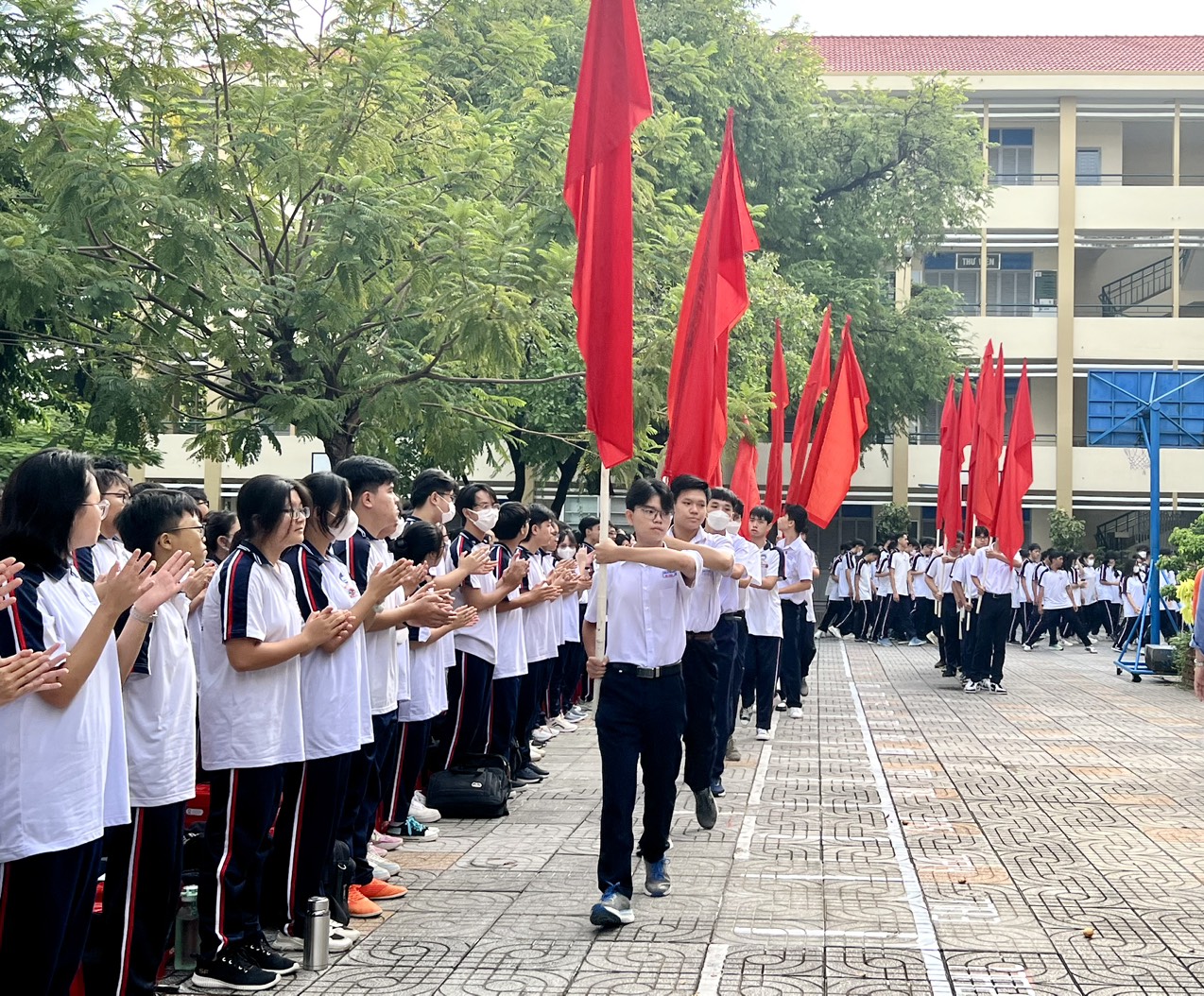 Học sinh trường THPT Trần Nguyên Hãn thực hiện nghi thức tại lễ khai mạc HKPĐ cấp trường.