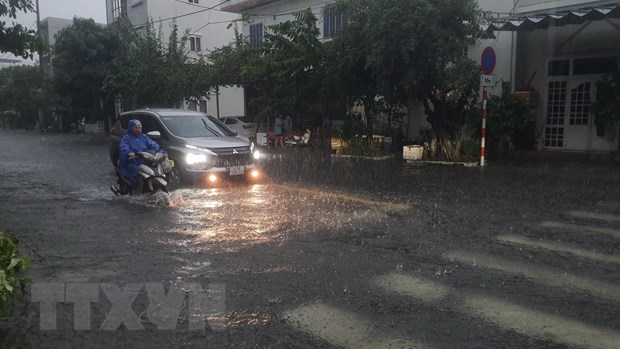 Tuyến đường Lê Tấn Trung (quận Sơn Trà, Đà Nẵng) nhiều đoạn nước ngập sâu khiến phương tiện giao thông gặp khó khăn khi di chuyển. (Ảnh: Văn Dũng/TTXVN)