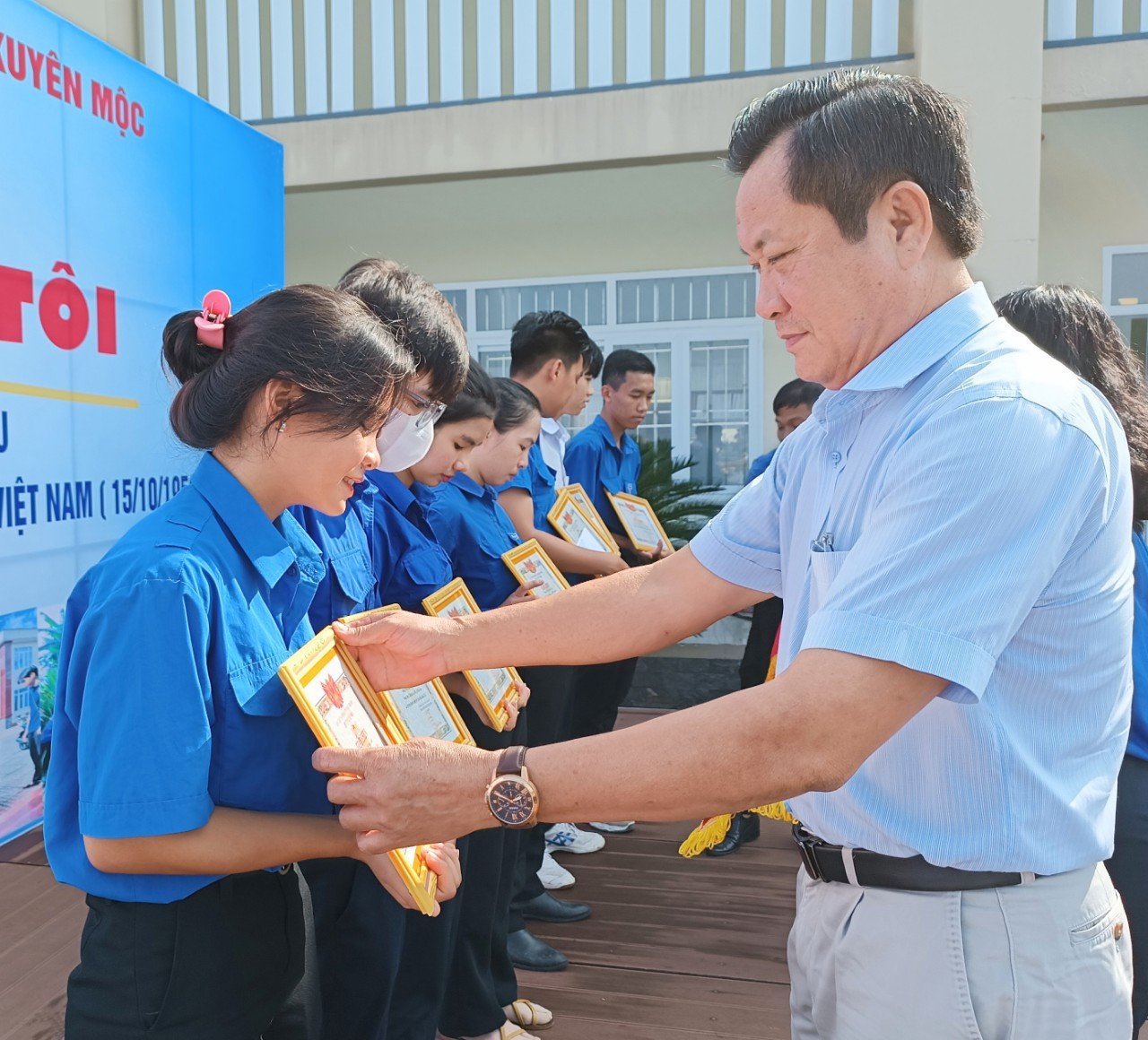 Lãnh đạo huyện Xuyên Mộc trao giấy khen cho các thanh niên tiêu biểu trên địa bàn huyện