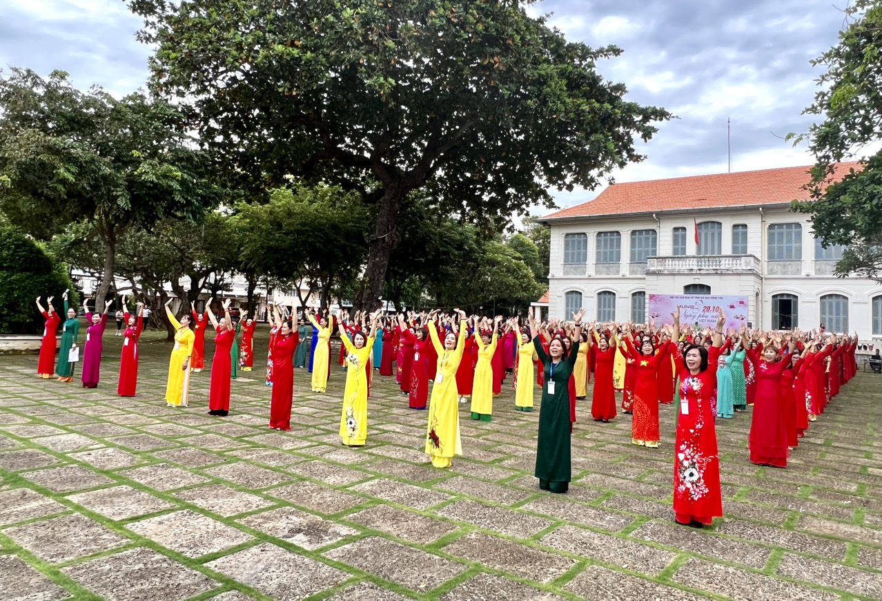 300 phụ nữ đến từ các CLB Dân vũ thể thao thực hiện bài đồng diễn trên nền nhạc bài hát 