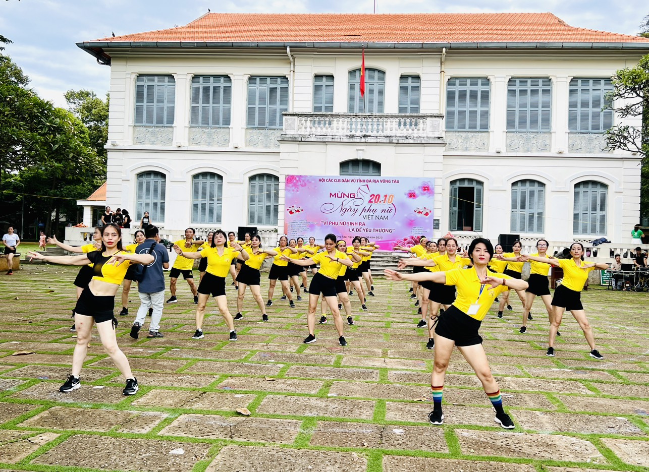 Buổi giao lưu là dịp để chị em phụ nữ cùng nhau kết nối, tạo không khí vui tươi nhân ngày Phụ nữ Việt Nam 20/10.