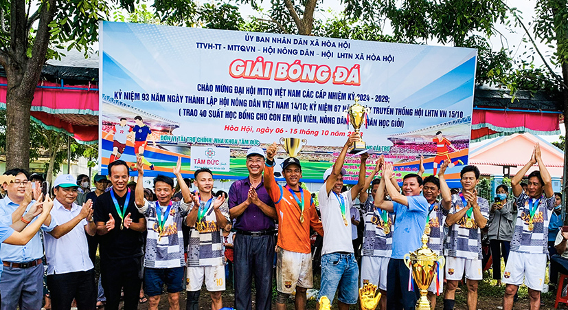 Chủ tịch Hội Nông dân tỉnh Mai Minh Quang trao Cúp vô địch cho đội bóng ấp 7, xã Hòa Hội.