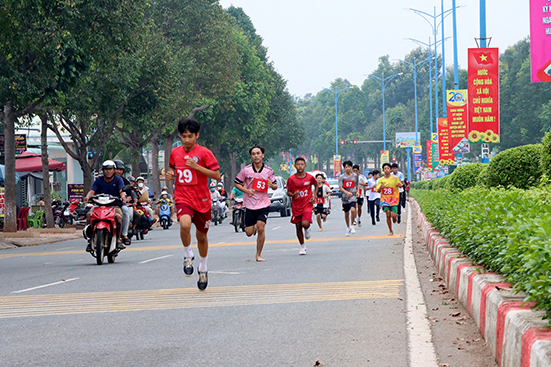 Các VĐV trên đường chạy.