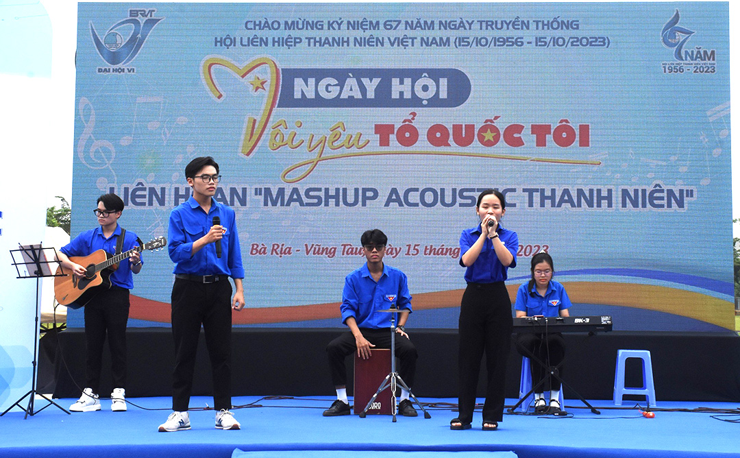 CLB âm nhạc Trường THPT Phú Mỹ trình diễn tiết mục mashup tại liên hoan.