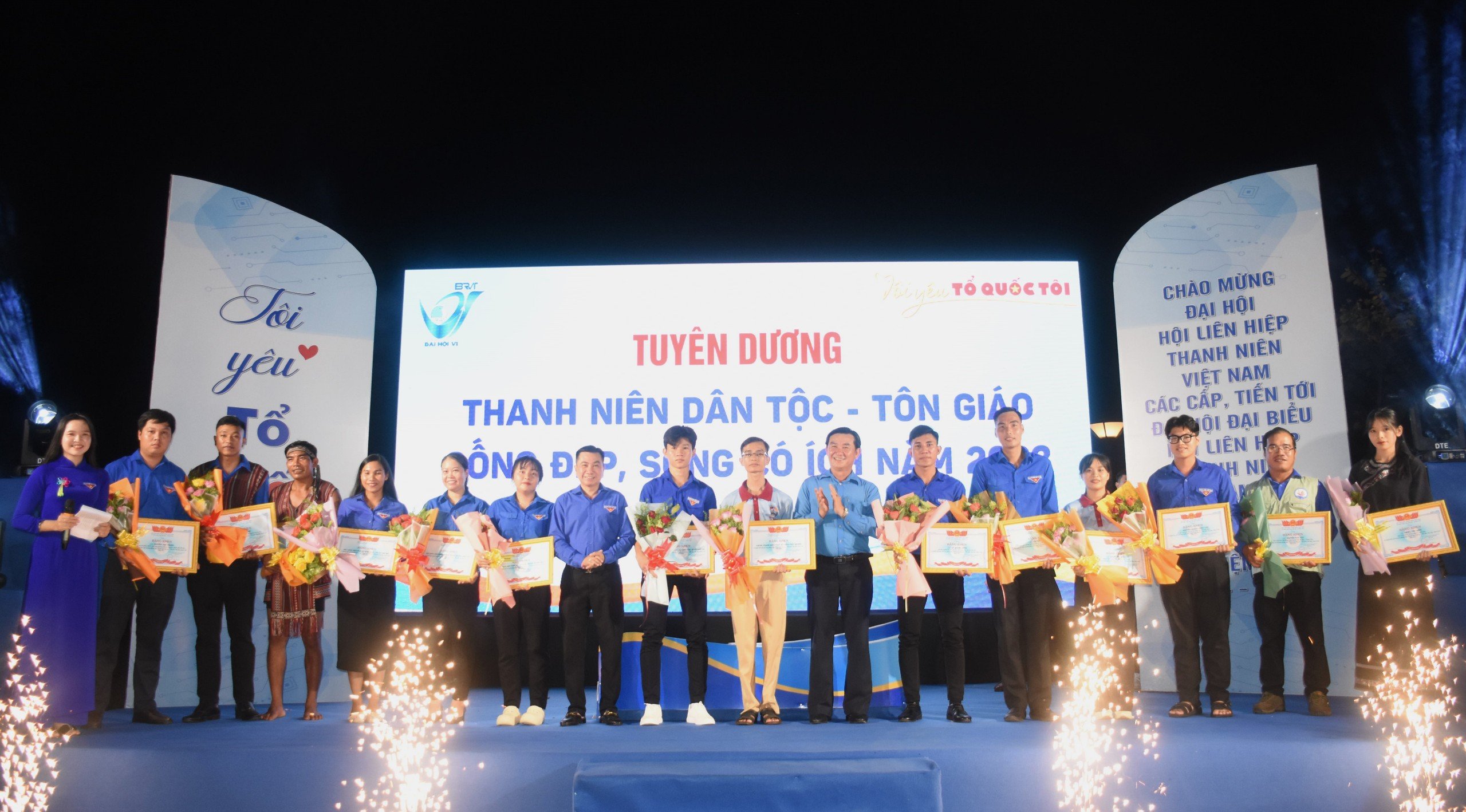 Các gương thanh niên dân tộc, tôn giáo sống đẹp-sống có ích nhận tuyên dương từ Hội LHTN Việt Nam tỉnh tại chương trình.