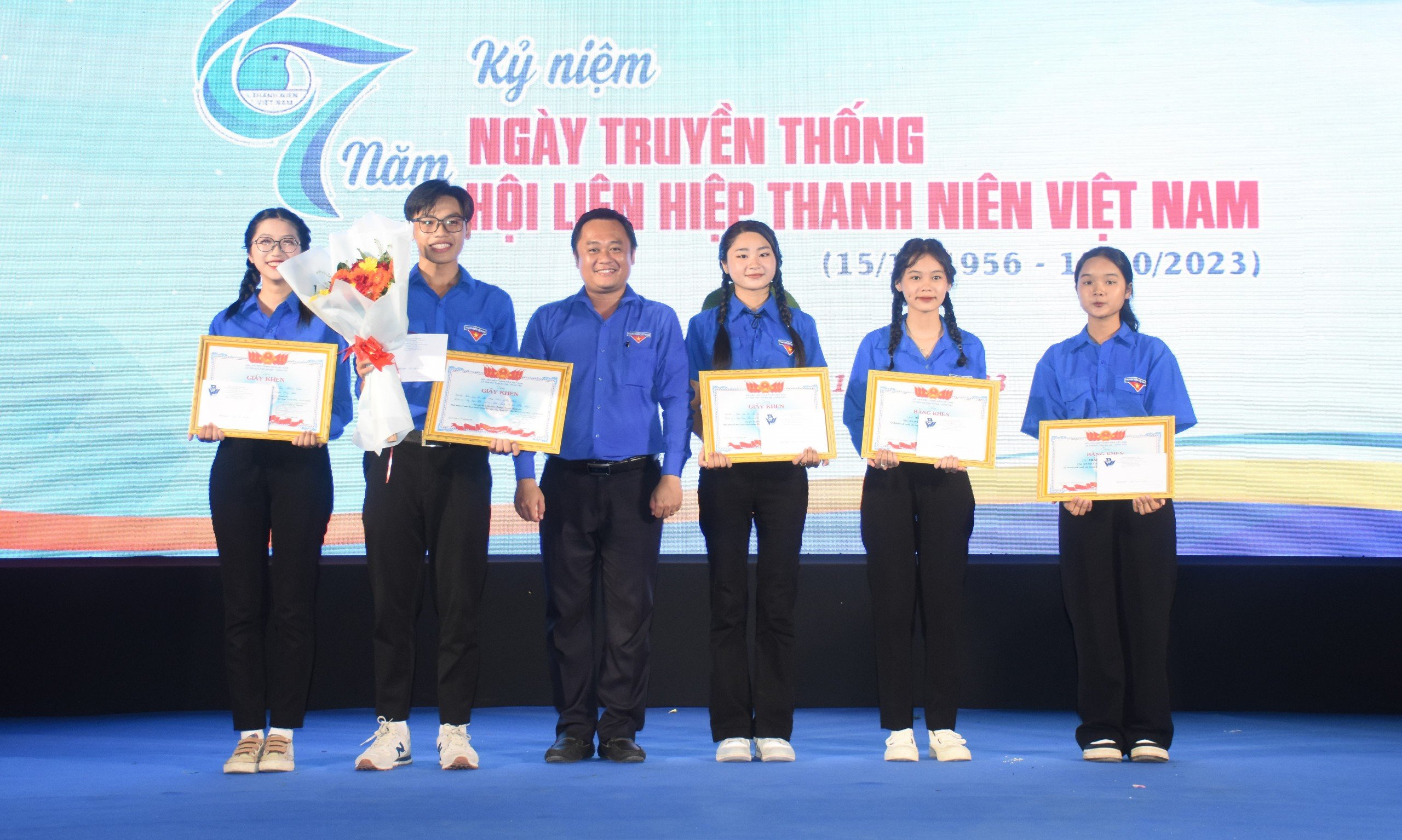  Phó Bí thư Tỉnh Đoàn, Chủ tịch Hội LHTN Việt Nam tỉnh Nguyễn Minh Triết trao Giấy khen cho các CLB xuất sắc tại liên hoan Mashup Acoustic thanh niên.