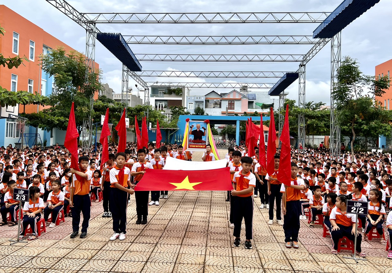 Học sinh Trường TH Nguyễn Hữu Cảnh thực hiện nghi thức tại HKPĐ cấp trường năm học 2023-2024.