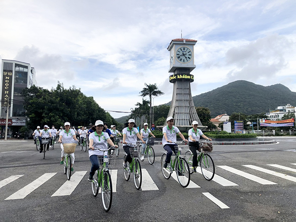 Các đại biểu đạp xe đồng hành vì môi trường, hưởng ứng Hội nghị triển khai Đề án KTTH.