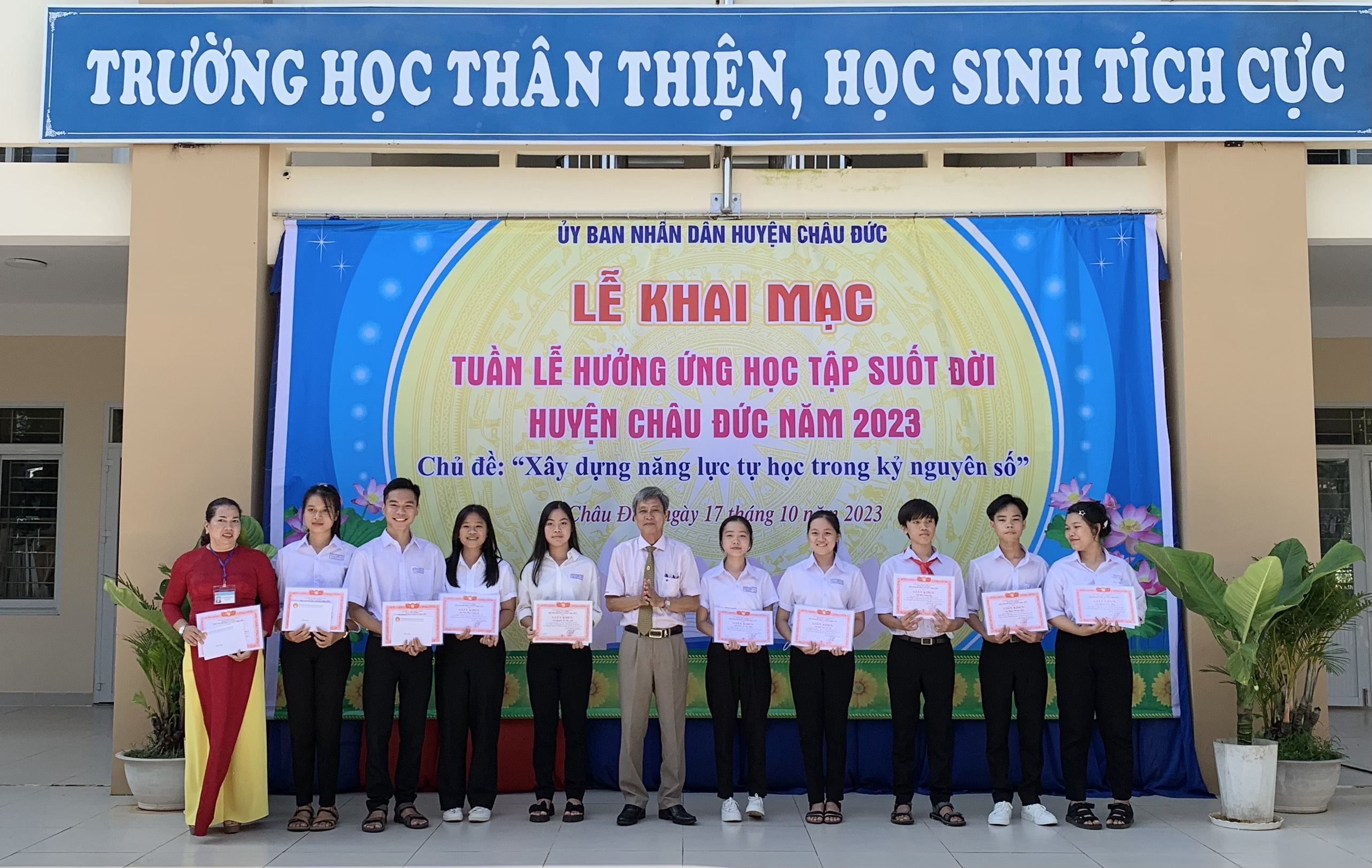 Hội Khuyến học huyện Châu Đức trao 20 suất học bổng cho các em HS ở xã Bình Trung.