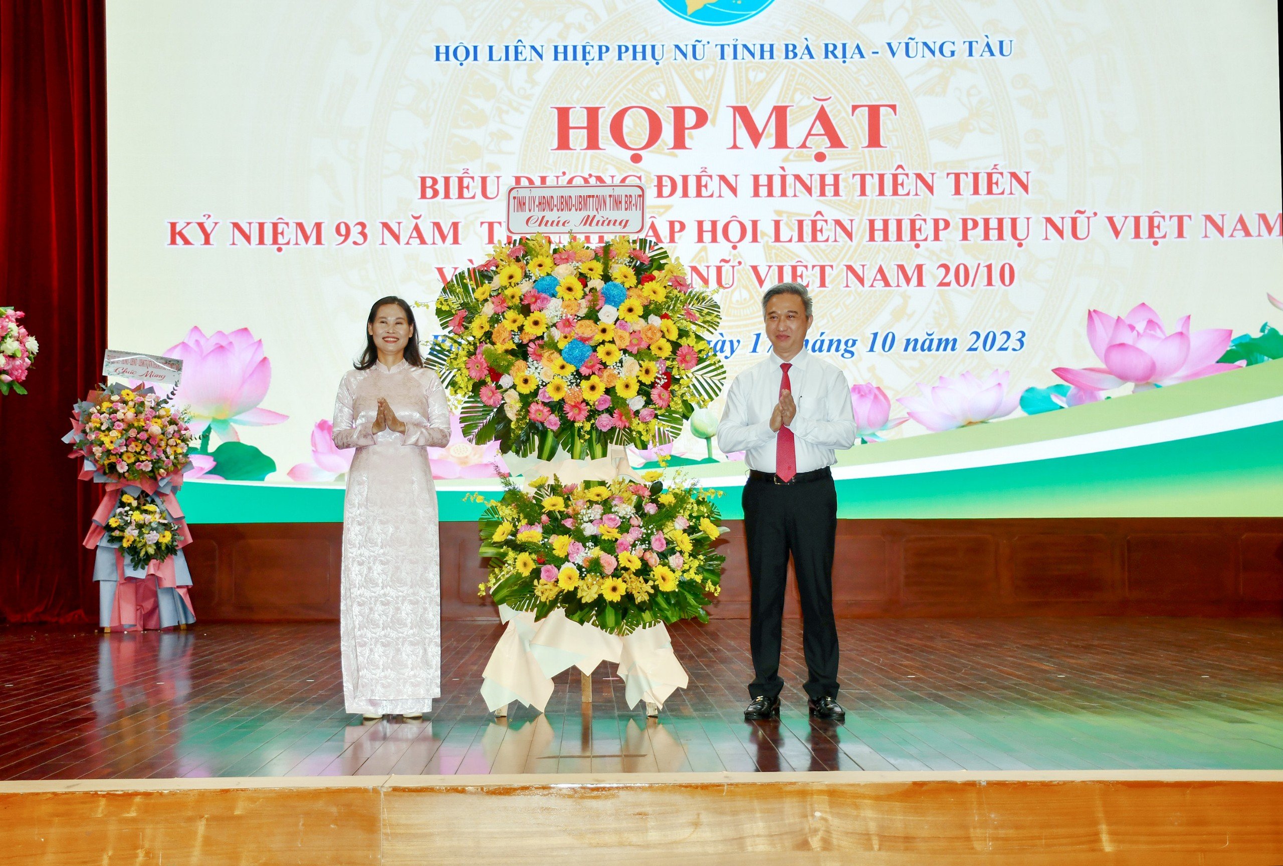 Ông Đặng Minh Thông, Phó Chủ tịch UBND tỉnh tặng lẵng hoa của Tỉnh ủy, HĐND, UBND,UBMTTQ Việt Nam tỉnh cho lãnh đạo Hội LHPN tỉnh.