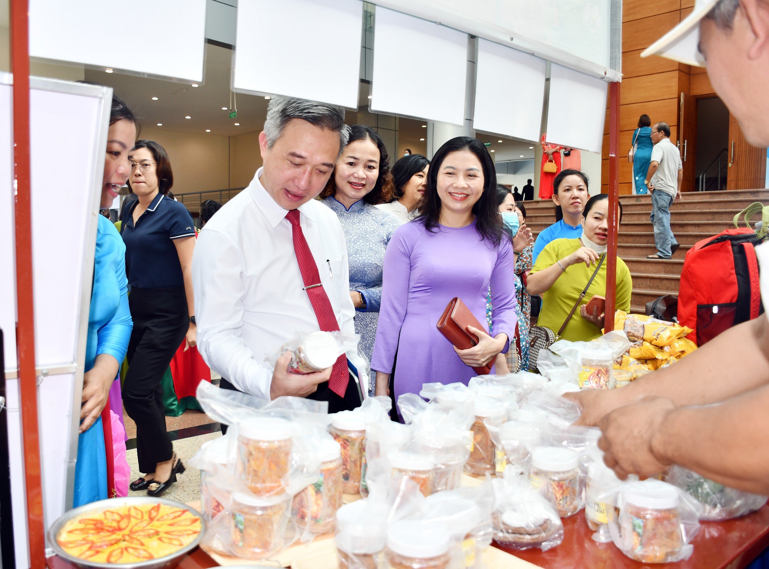 Ông Đặng Minh Thông, Phó Chủ tịch UBND tỉnh tham quan các gian hàng khởi nghiệp của cán bộ, hội viên phụ nữ.