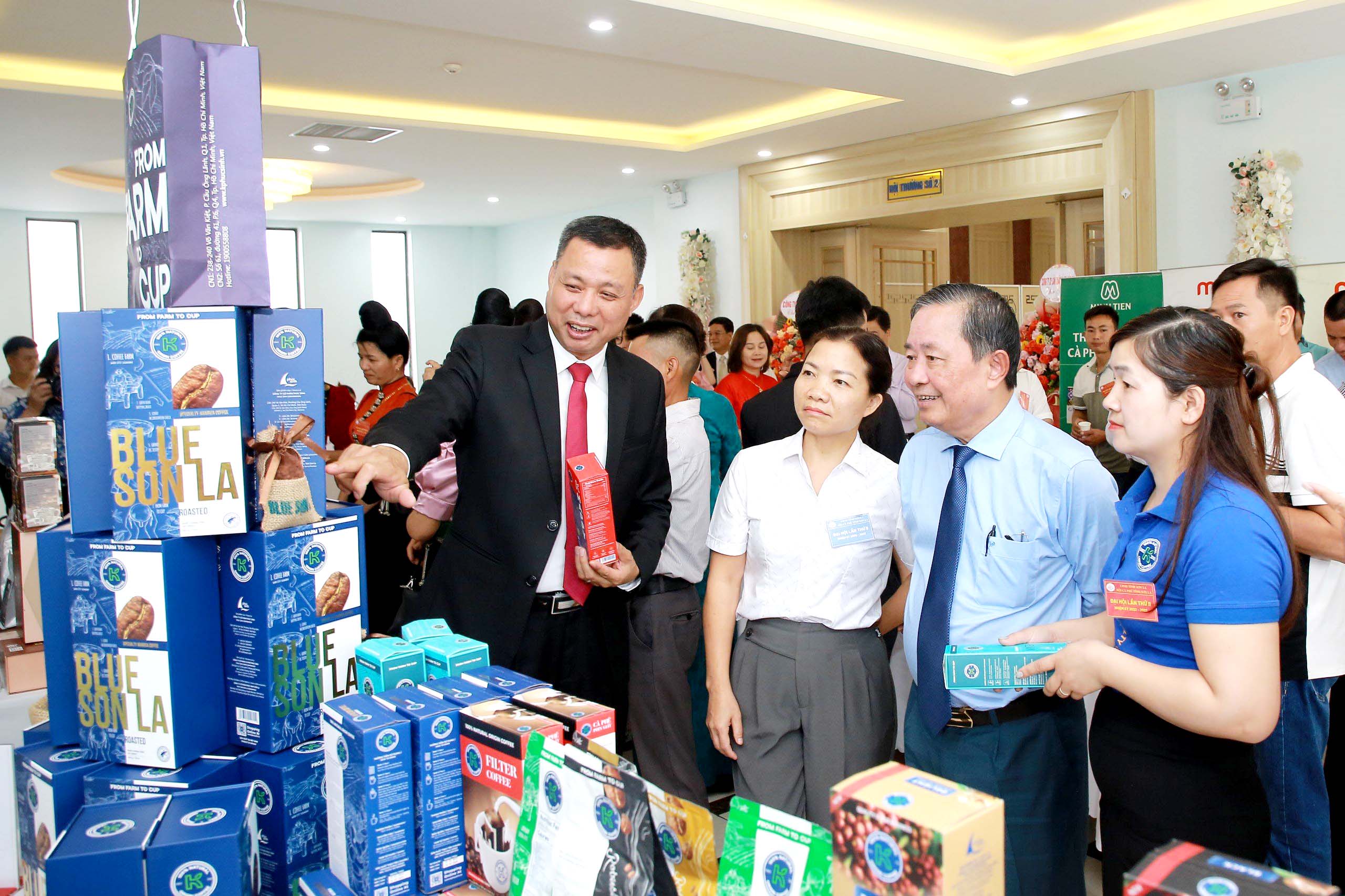 Các đại biểu thăm gian hàng trưng bày sản phẩm cà phê Sơn La.