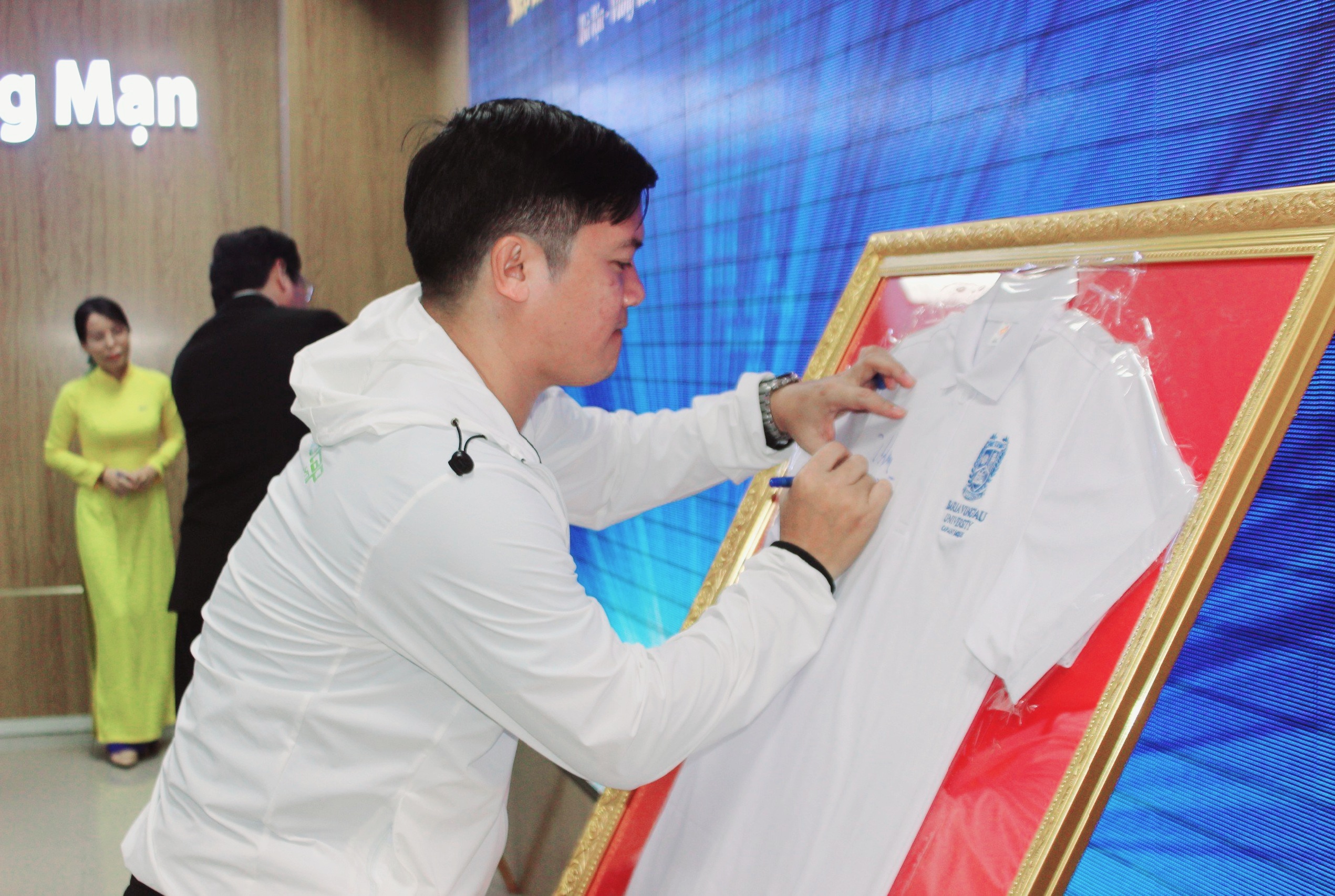 Đại diện Ban tổ chức cuộc thi tham gia ký áo lưu niệm trong chương trình giao lưu.