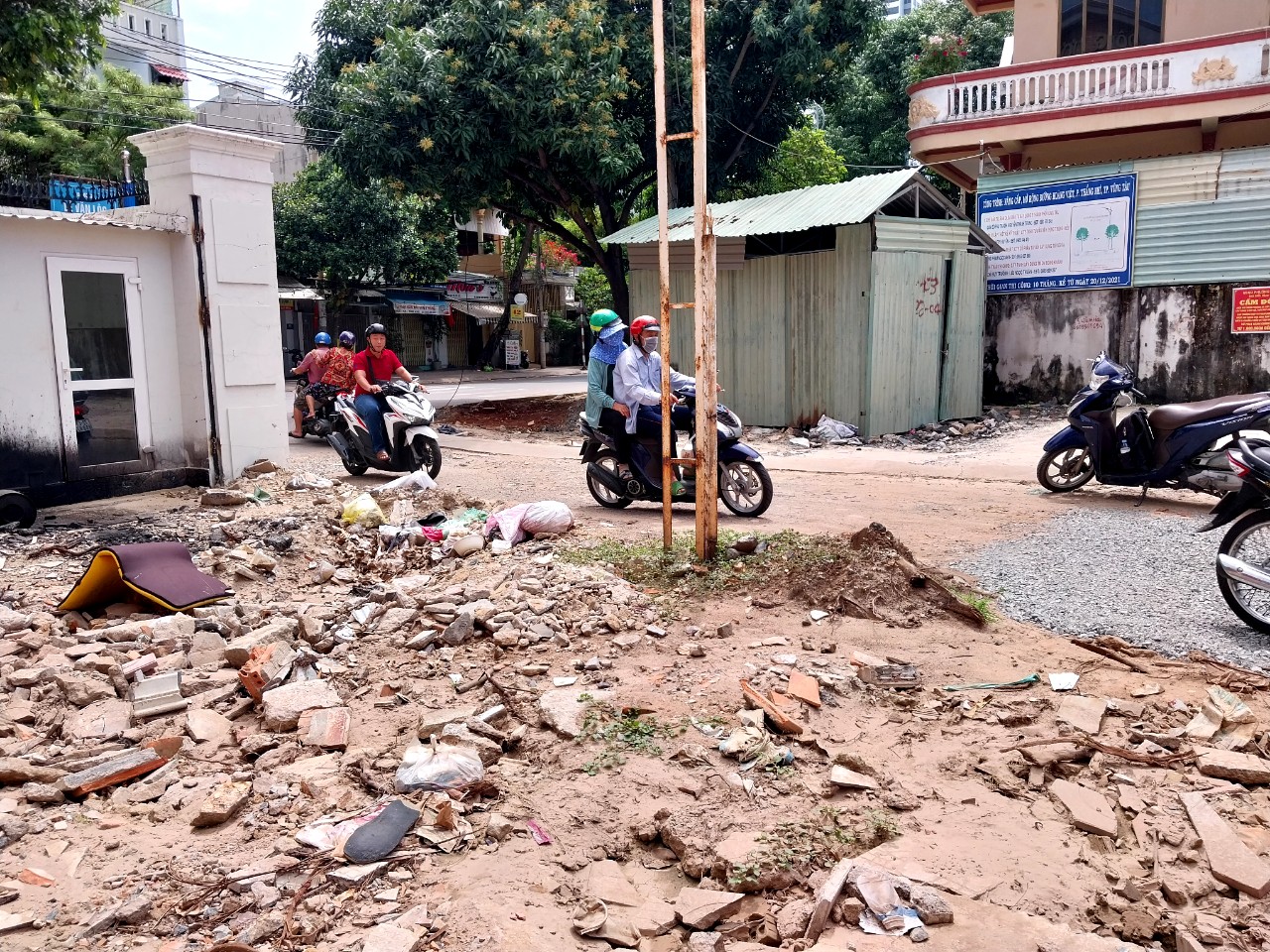 Điểm giao giữa đường Hoàng Việt và Lê Văn Lộc ngổn ngang gạch đá, nguy cơ mất ATGT.