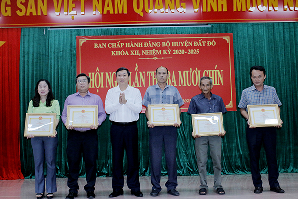 Ông Nguyễn Công Danh, Bí thư Huyện ủy Đất Đỏ trao Giấy khen cho các tập thể có thành tích xuất sắc trong phong trào 