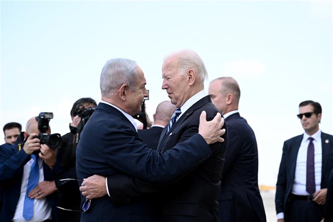 Thủ tướng Israel Benjamin Netanyahu đón Tổng thống Mỹ Joe Biden tại sân bay Ben Gurion ở Tel Aviv ngày 18/10/2023.