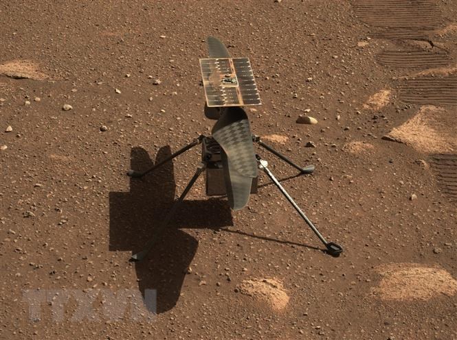 Trực thăng Ingenuity của NASA hạ cánh trên bề mặt Sao Hỏa.