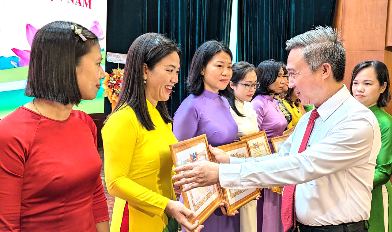 Ông Đặng Minh Thông, Phó Chủ tịch UBND tỉnh tặng Bằng khen cho các cá nhân  có thành tích trong thực hiện phong trào thi đua “Xây dựng người phụ nữ Việt Nam  thời đại mới”. Ảnh: TUỆ LÂM.