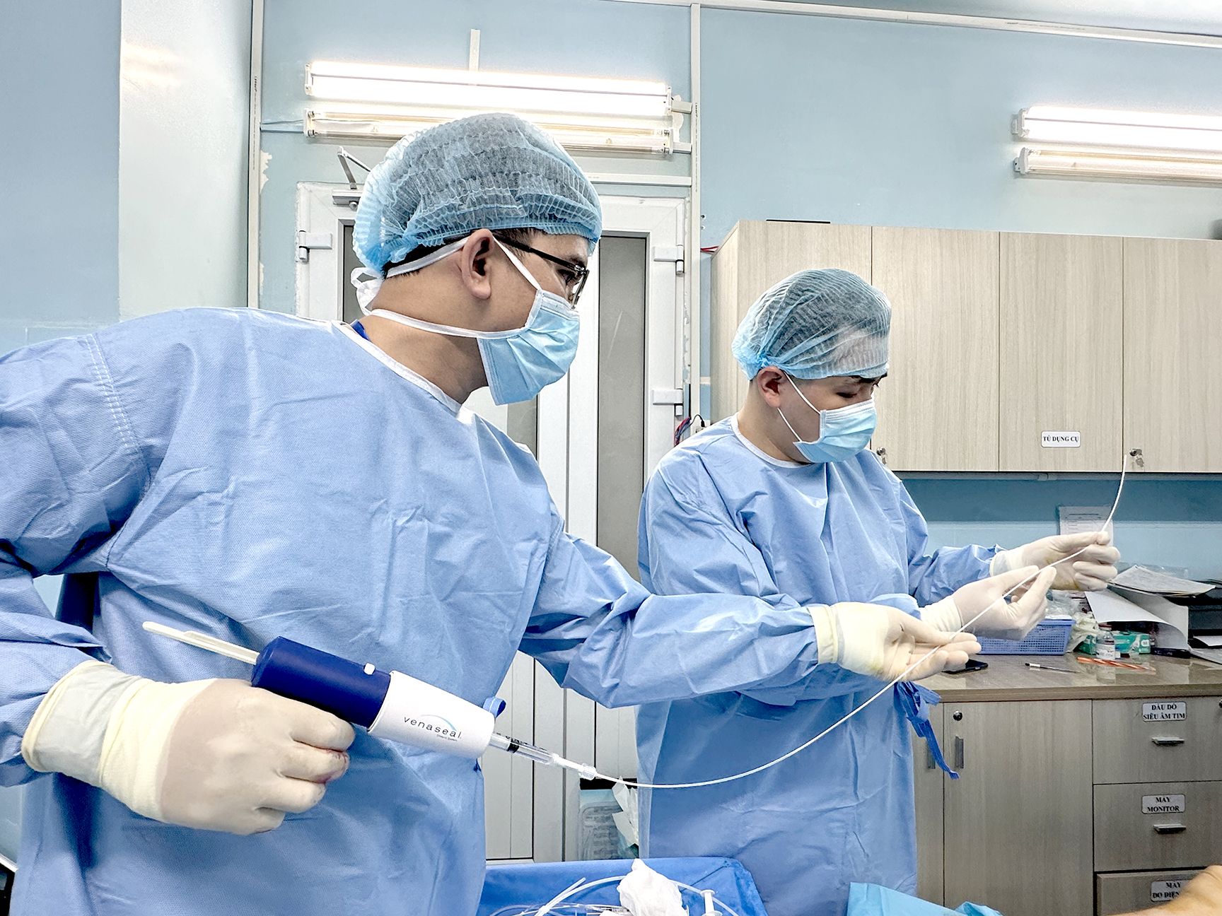 Chuẩn bị thiết bị bơm keo sinh học trước khi thực hiện thủ thuật  cho bệnh nhân.
