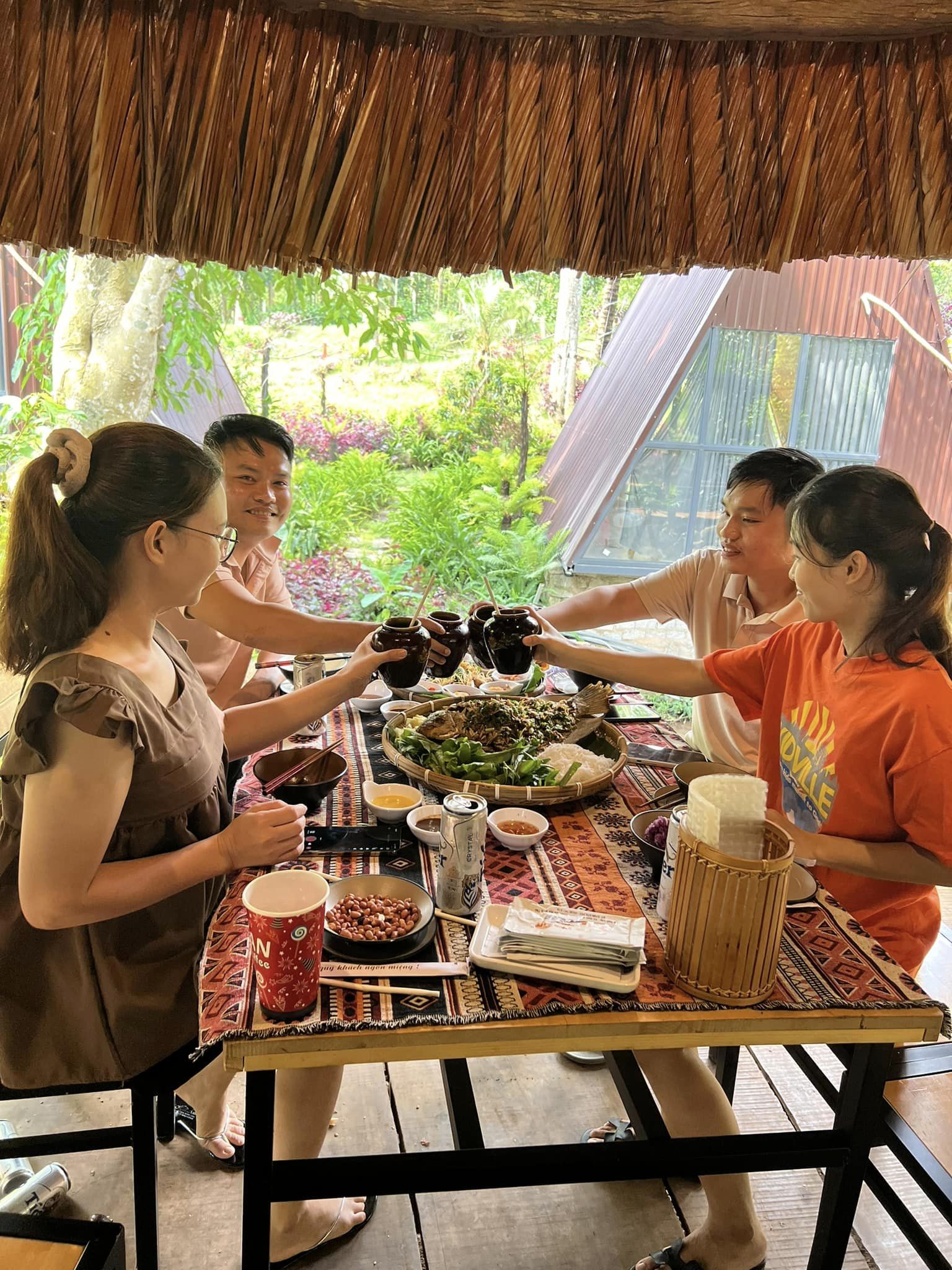 Khách thưởng thức các món ăn dân dã tại Vườn Ba Tui (xã Bình Ba, huyện Châu Đức).