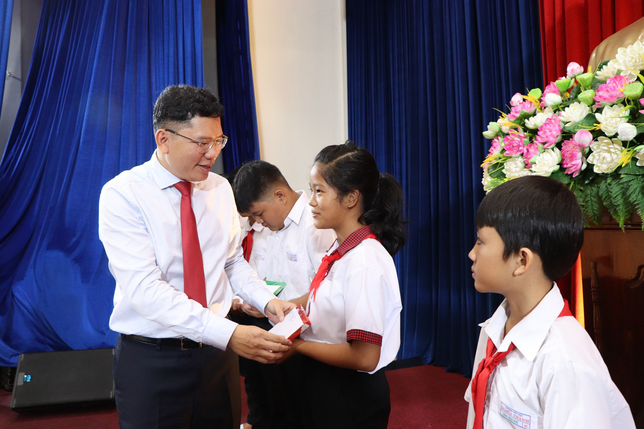 Ông Hoàng Nguyên Dinh, Bí thư Huyện uỷ Châu Đức trao học bổng cho các em học sinh có hoàn cảnh khó khăn trên địa bàn