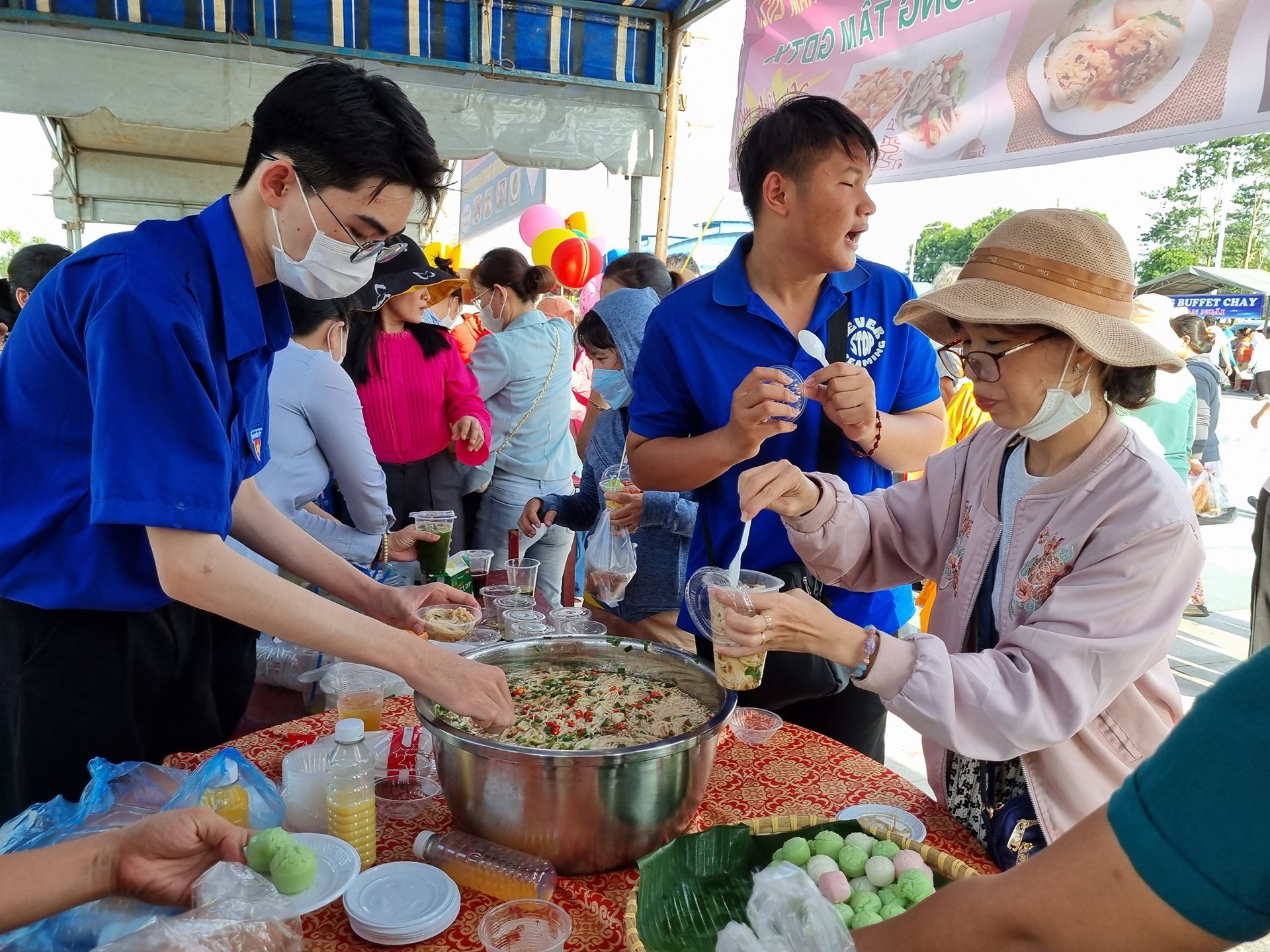 Các gian hàng ẩm thực chay thu hút đông đảo người dân đến thưởng thức.